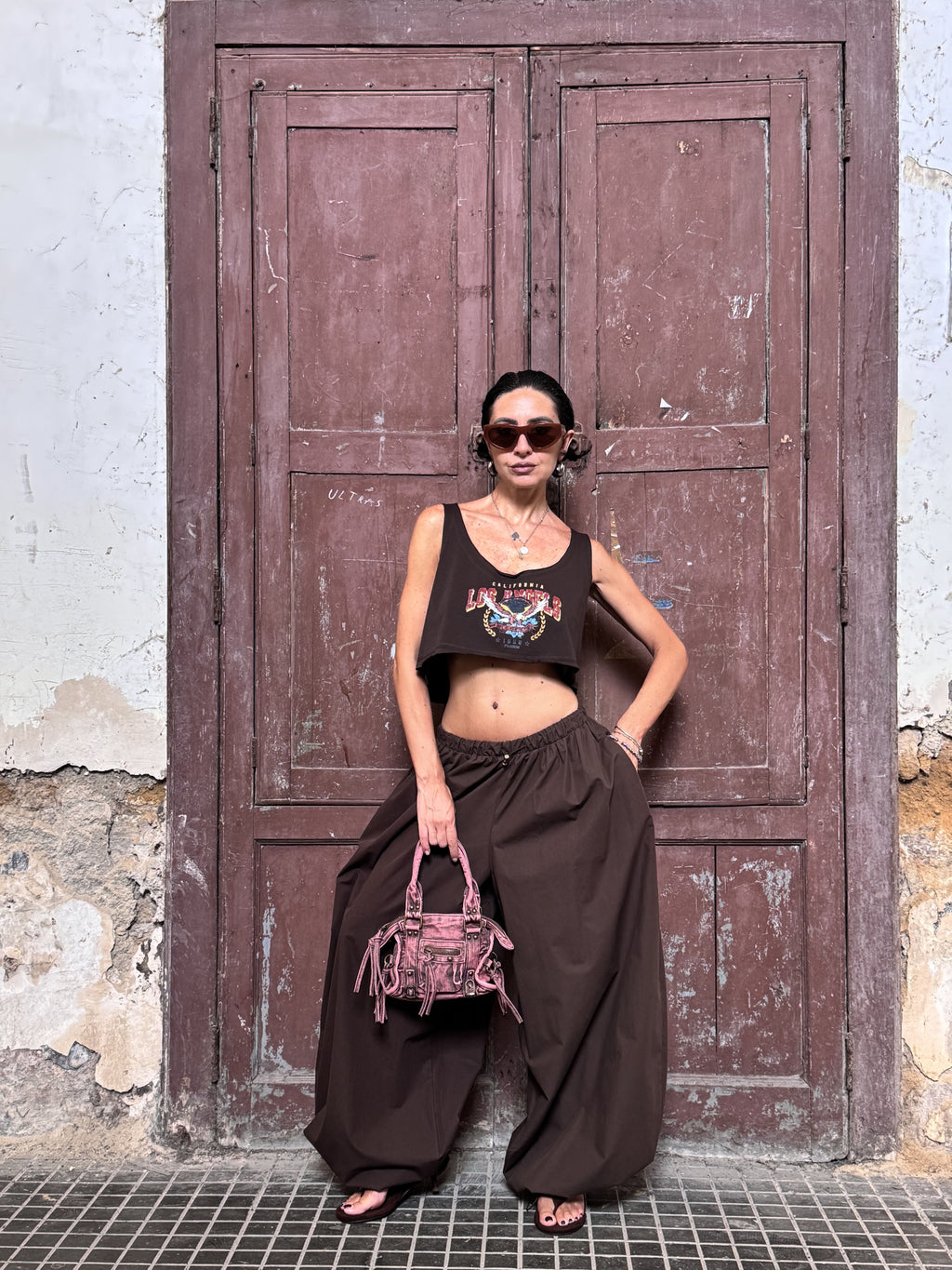 Crop Top Taglio Vivo con Stampa Vintage Graphic – Vestibilità Morbida | Nero, Verde Militare, Marrone