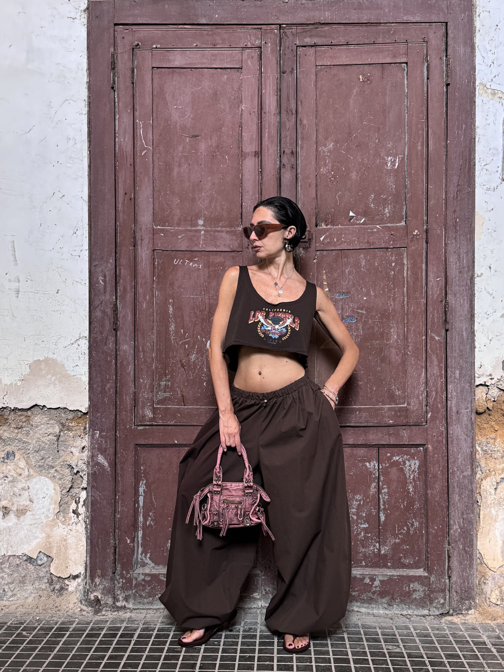 Crop Top Taglio Vivo con Stampa Vintage Graphic – Vestibilità Morbida | Nero, Verde Militare, Marrone