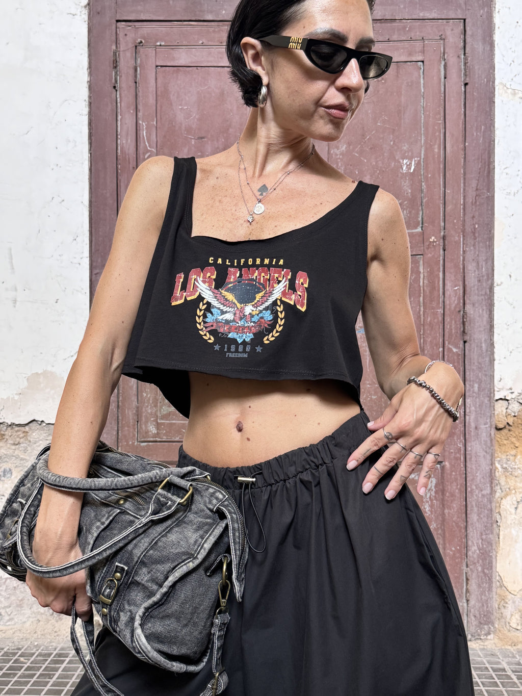Crop Top Taglio Vivo con Stampa Vintage Graphic – Vestibilità Morbida | Nero, Verde Militare, Marrone