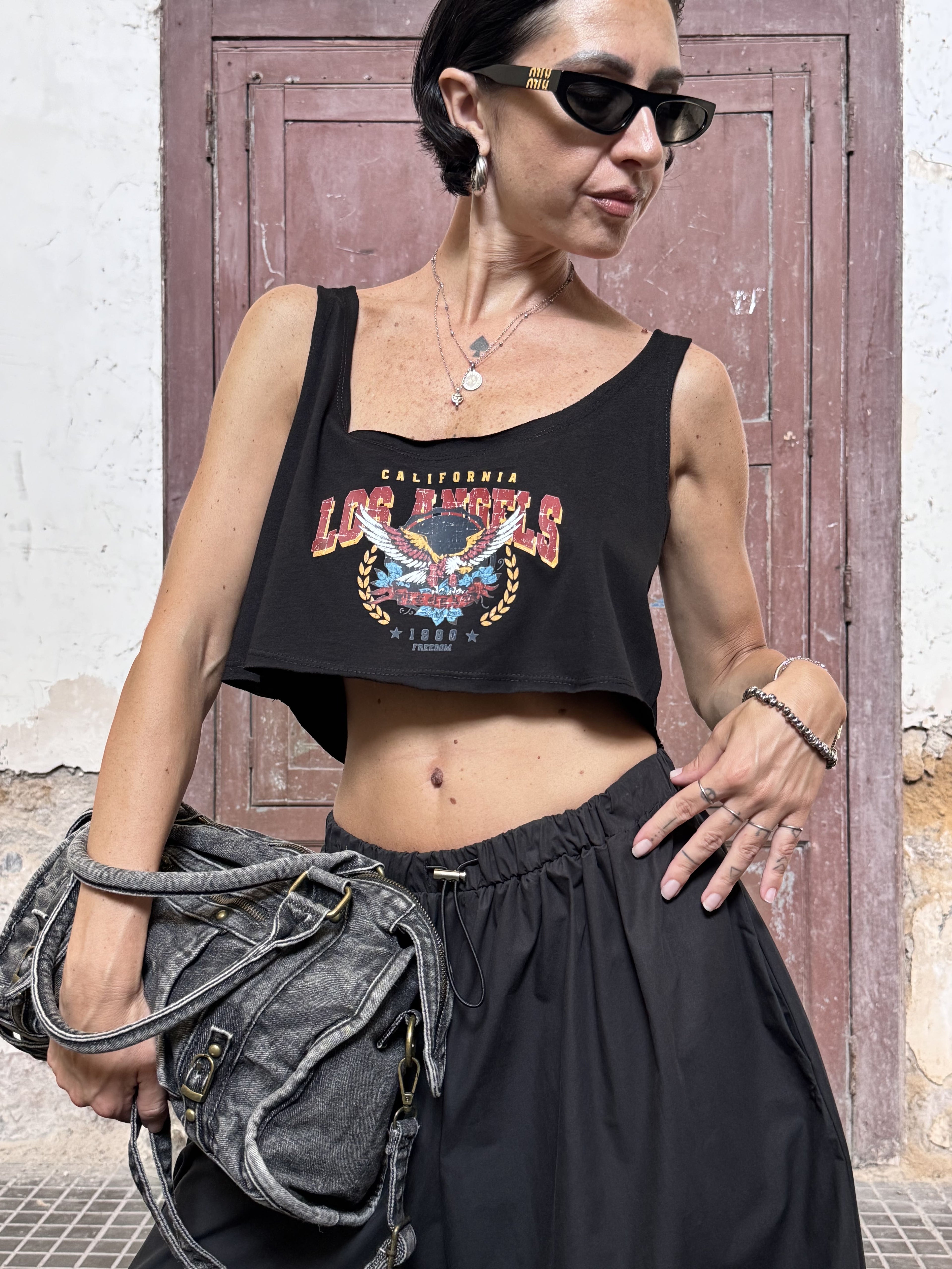 Crop Top Taglio Vivo con Stampa Vintage Graphic – Vestibilità Morbida | Nero, Verde Militare, Marrone