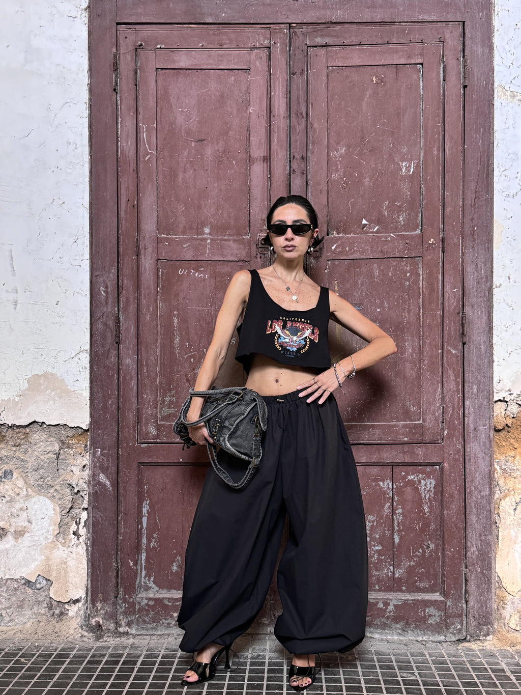 Crop Top Taglio Vivo con Stampa Vintage Graphic – Vestibilità Morbida | Nero, Verde Militare, Marrone