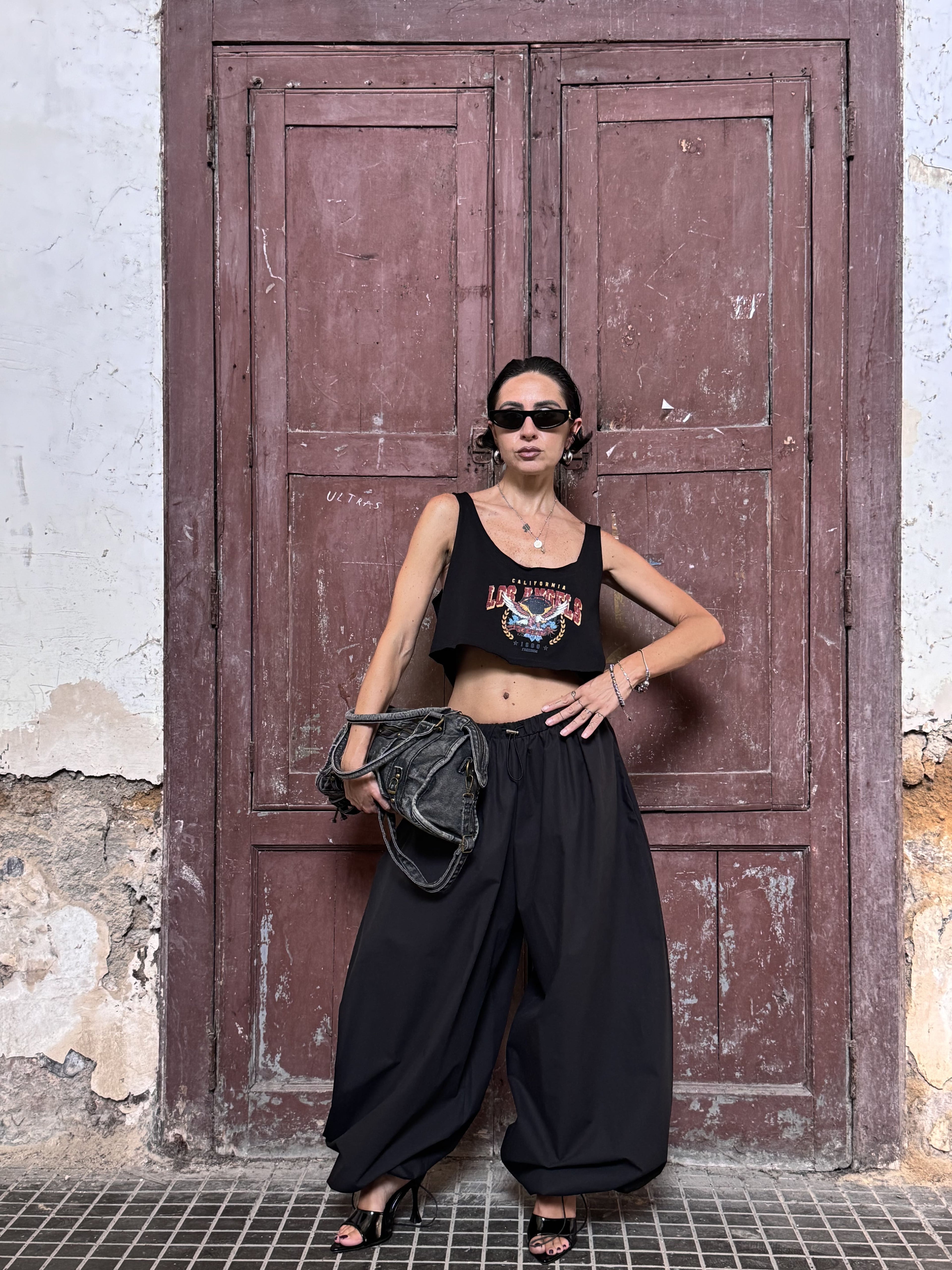 Crop Top Taglio Vivo con Stampa Vintage Graphic – Vestibilità Morbida | Nero, Verde Militare, Marrone