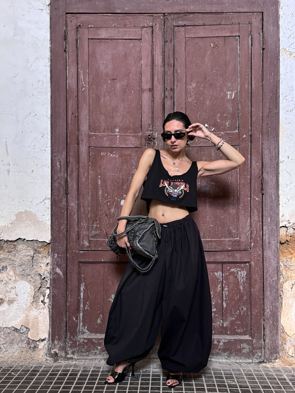 Crop Top Taglio Vivo con Stampa Vintage Graphic – Vestibilità Morbida | Nero, Verde Militare, Marrone