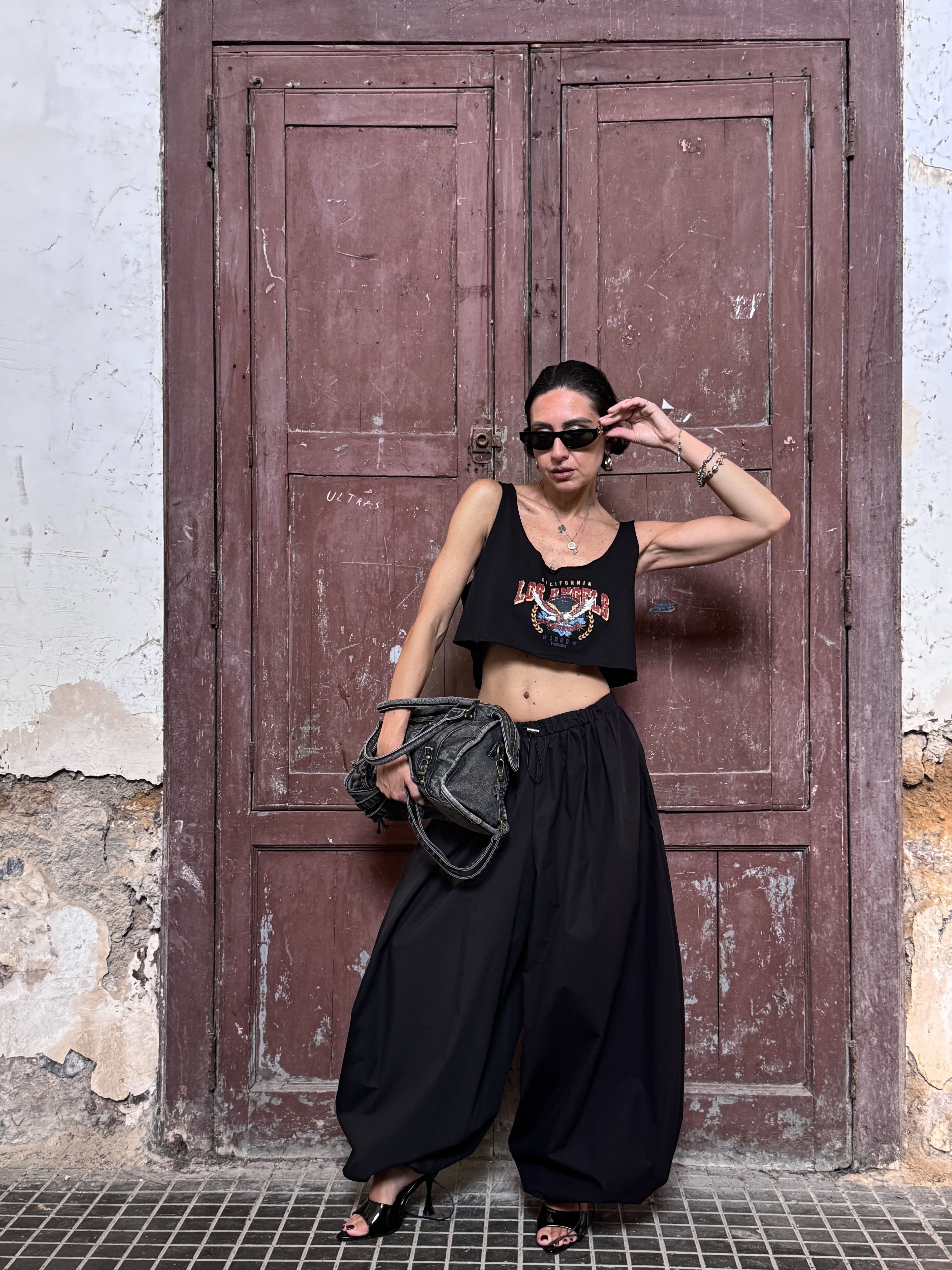 Crop Top Taglio Vivo con Stampa Vintage Graphic – Vestibilità Morbida | Nero, Verde Militare, Marrone