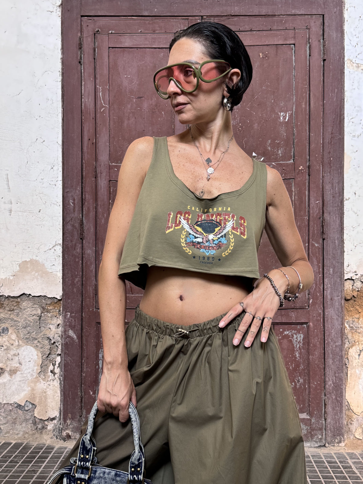 Crop Top Taglio Vivo con Stampa Vintage Graphic – Vestibilità Morbida | Nero, Verde Militare, Marrone