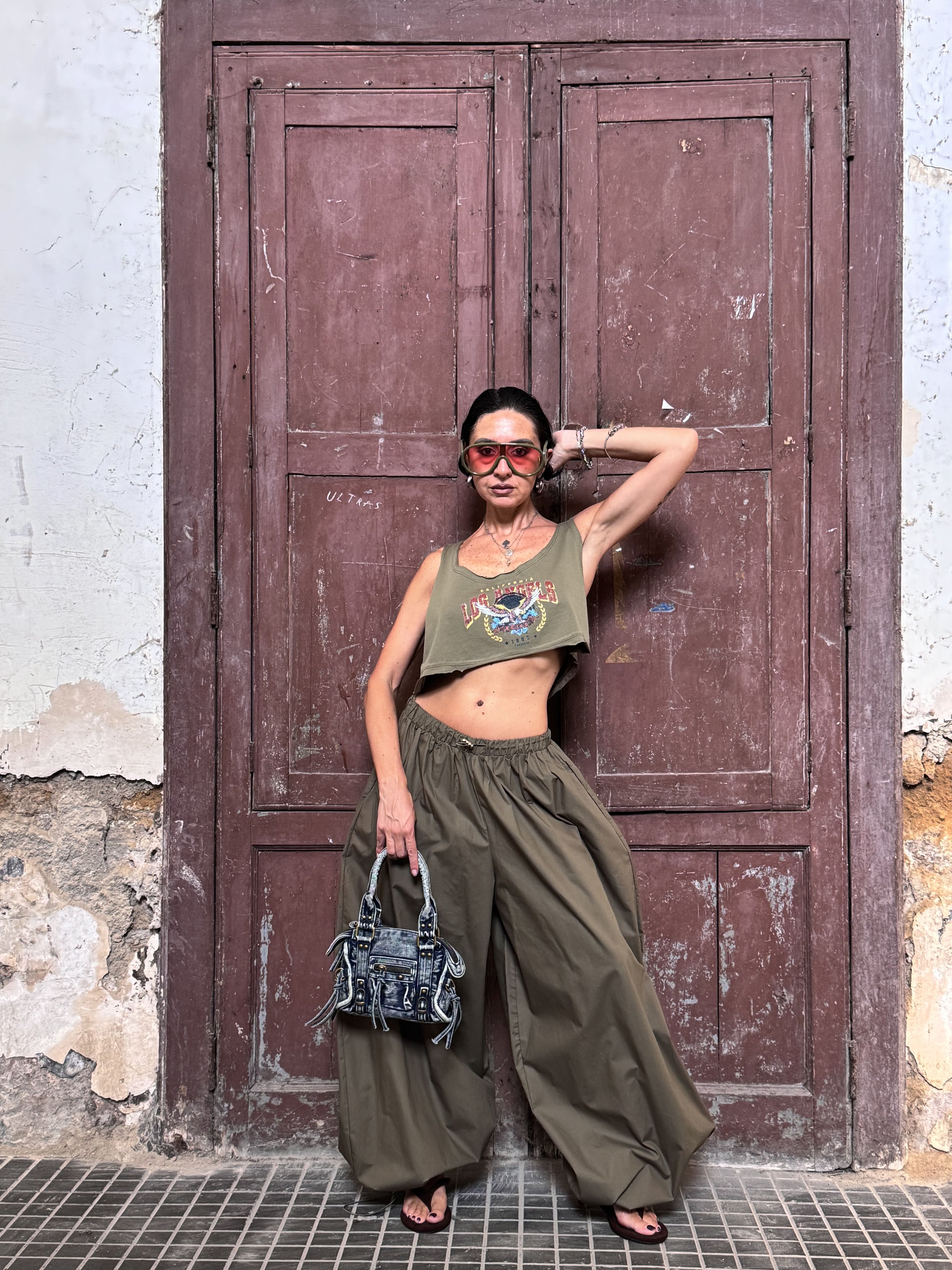 Crop Top Taglio Vivo con Stampa Vintage Graphic – Vestibilità Morbida | Nero, Verde Militare, Marrone