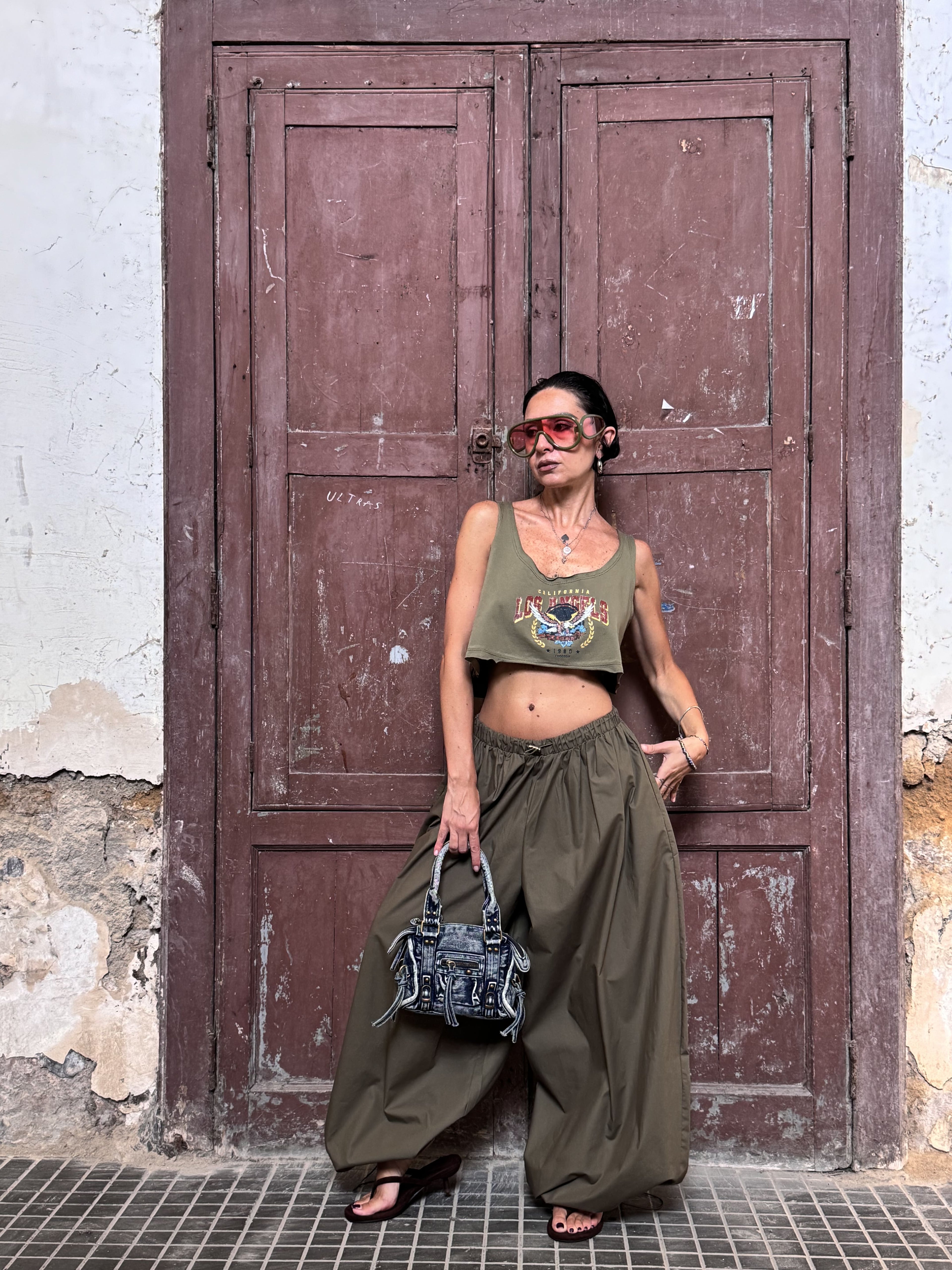 Crop Top Taglio Vivo con Stampa Vintage Graphic – Vestibilità Morbida | Nero, Verde Militare, Marrone
