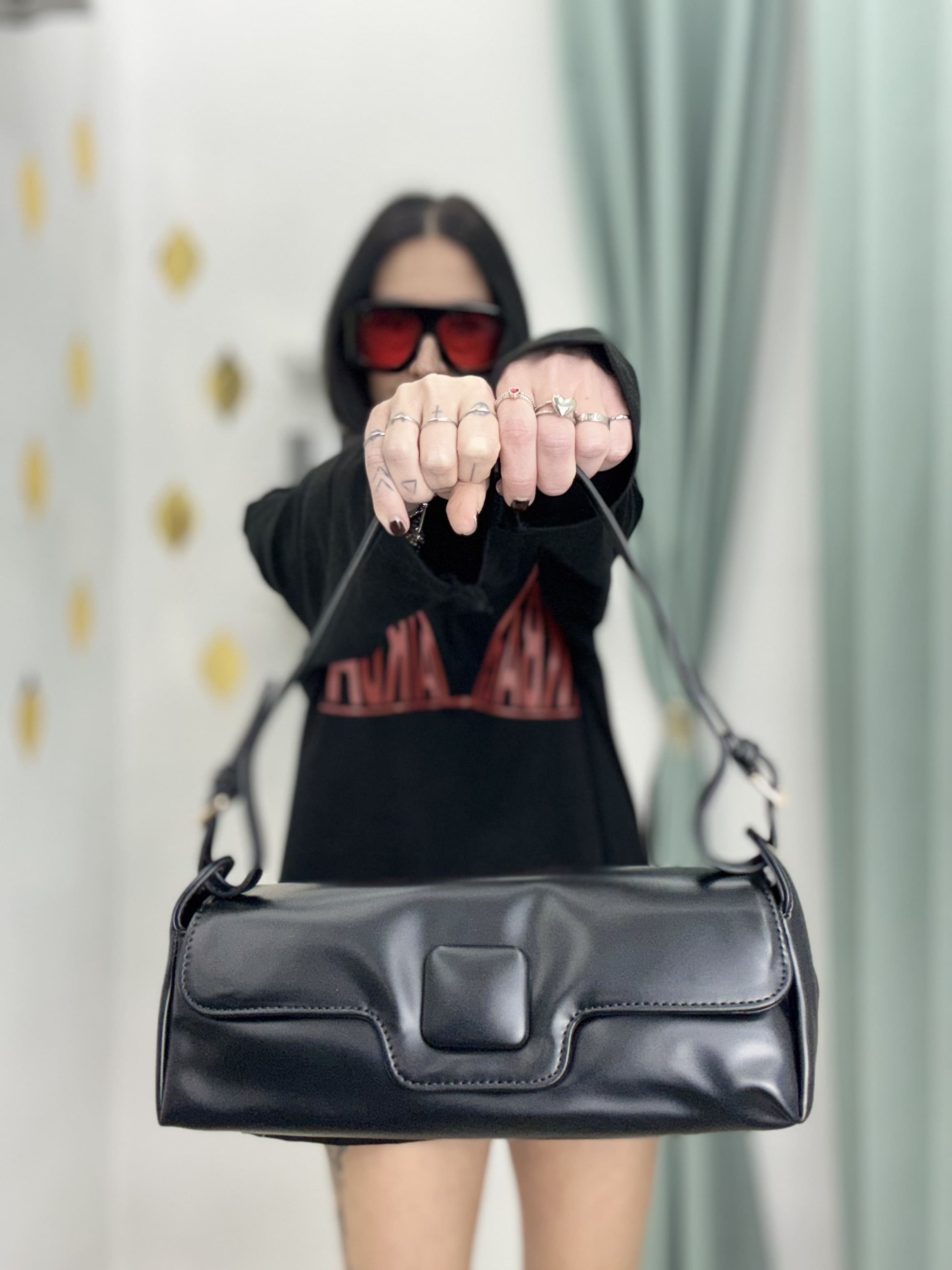 Borsa Baguette in Similpelle con Tracolla Regolabile – Elegante e Versatile