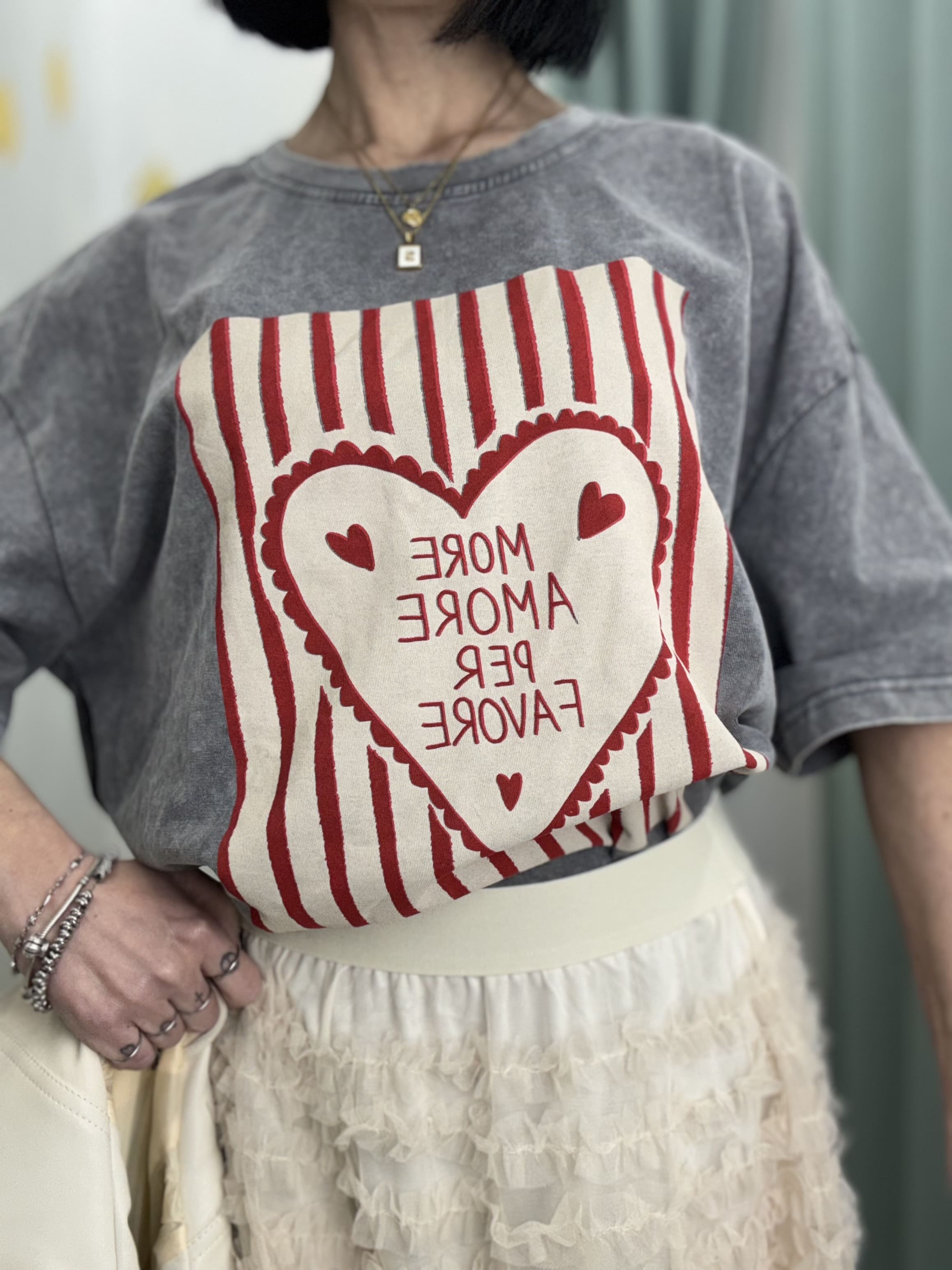 T-Shirt Donna Grigio Slavato con Stampa 'MORE AMORE PER FAVORE’ – Casual & Chic