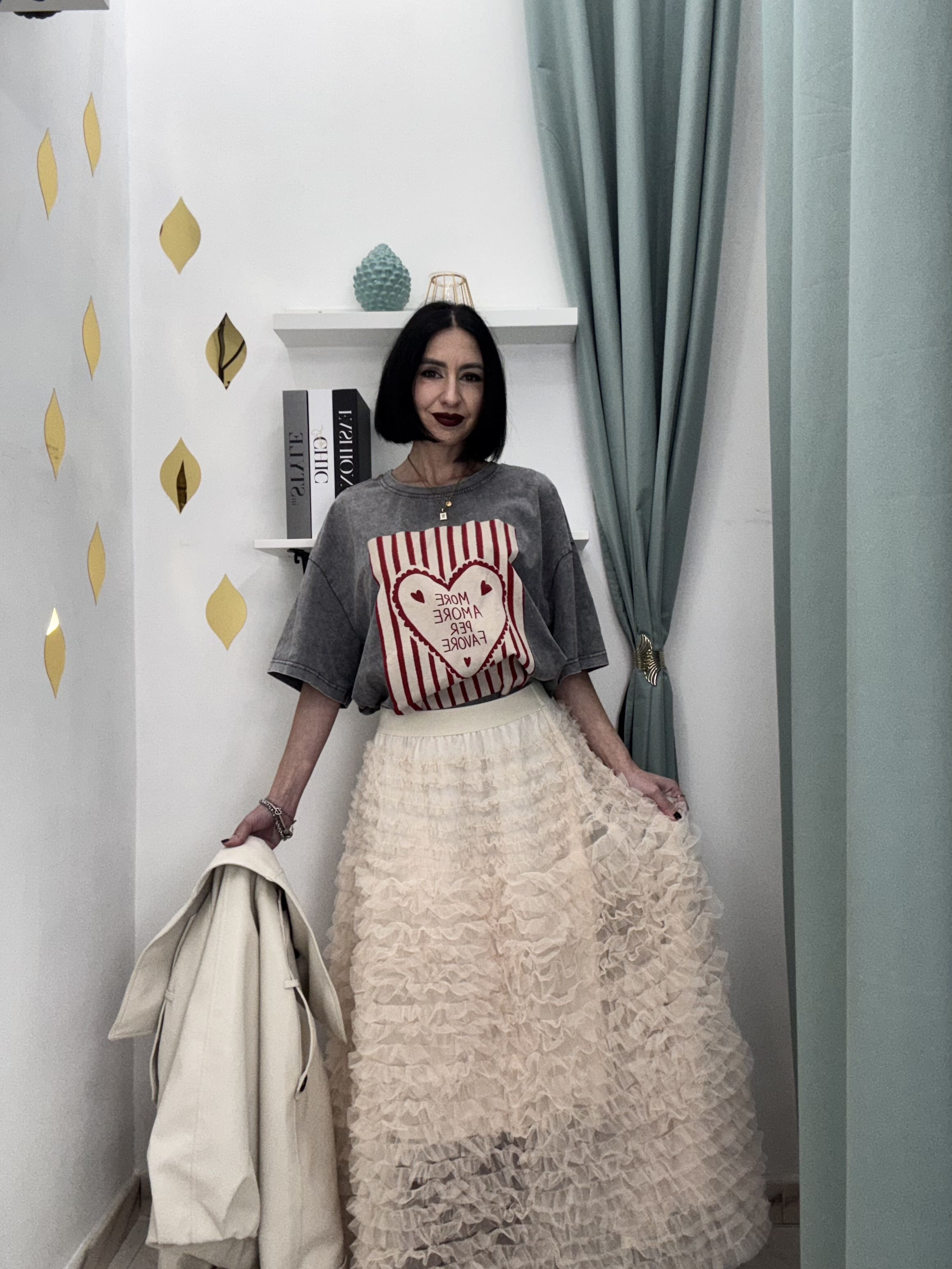 T-Shirt Donna Grigio Slavato con Stampa 'MORE AMORE PER FAVORE’ – Casual & Chic