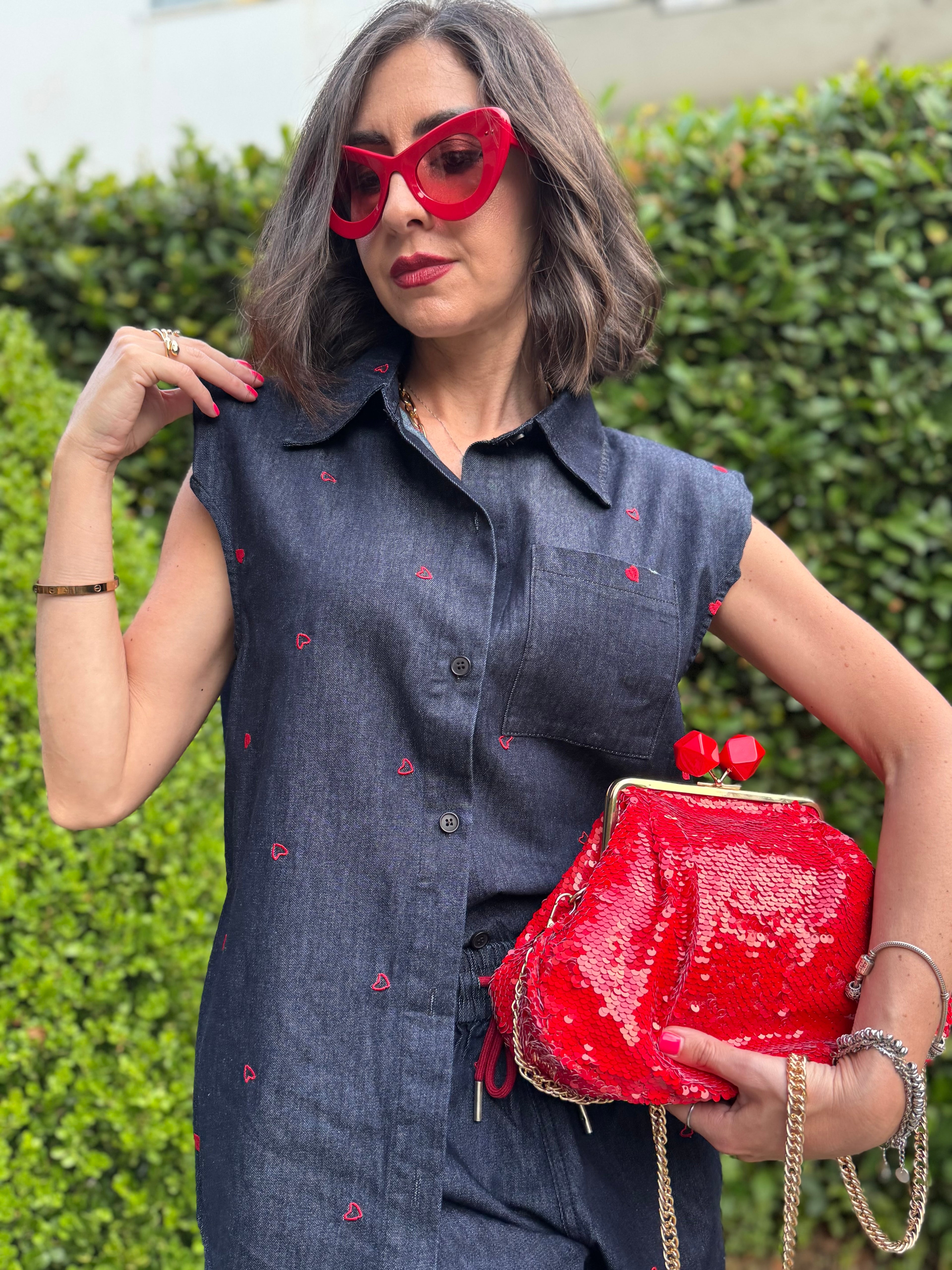 Coordinato in Denim Leggero con Cuori Ricamati – Camicia con Tasche e Shorts con Coulisse Rossa
