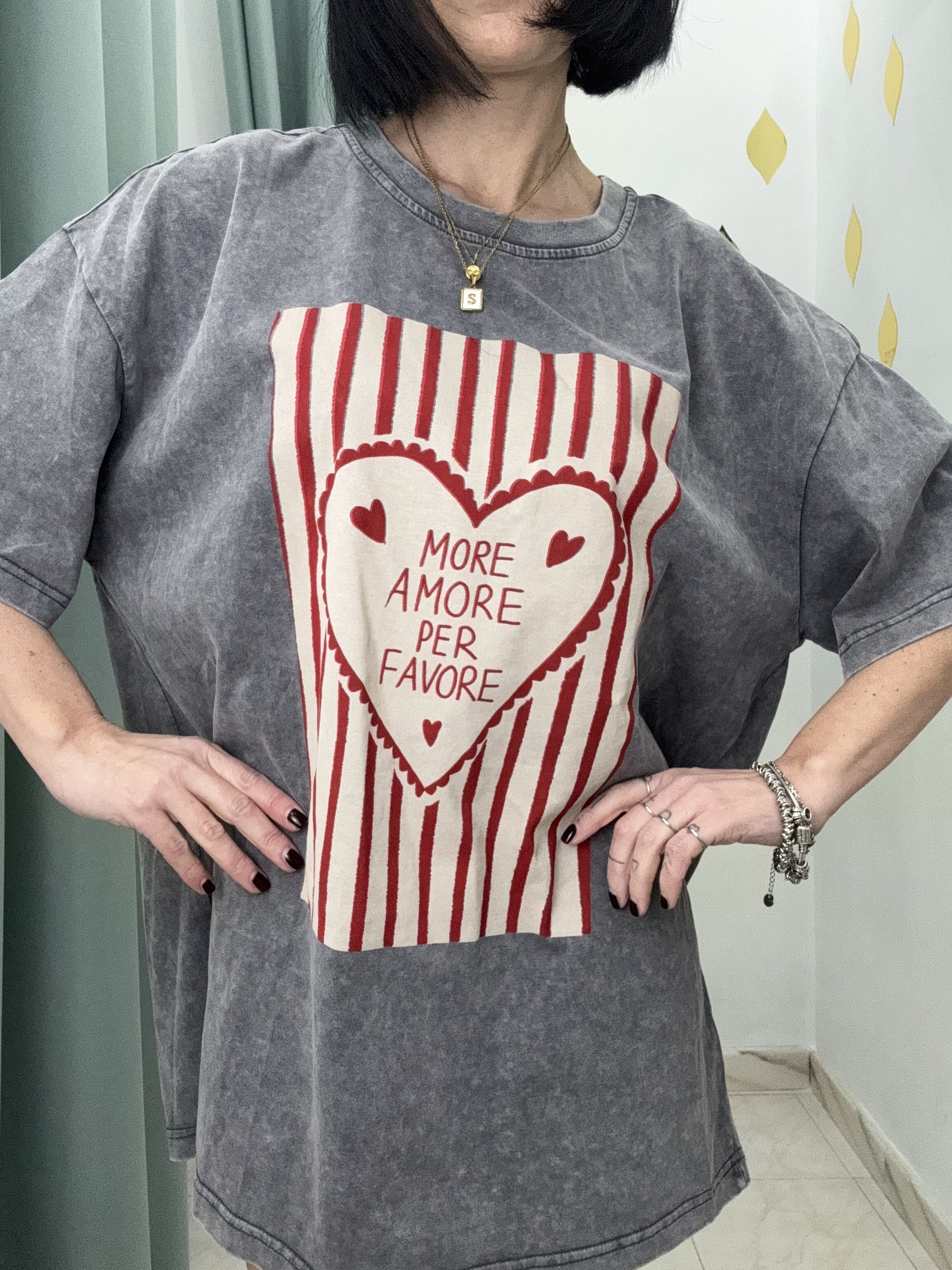 T-Shirt Donna Grigio Slavato con Stampa 'MORE AMORE PER FAVORE’ – Casual & Chic