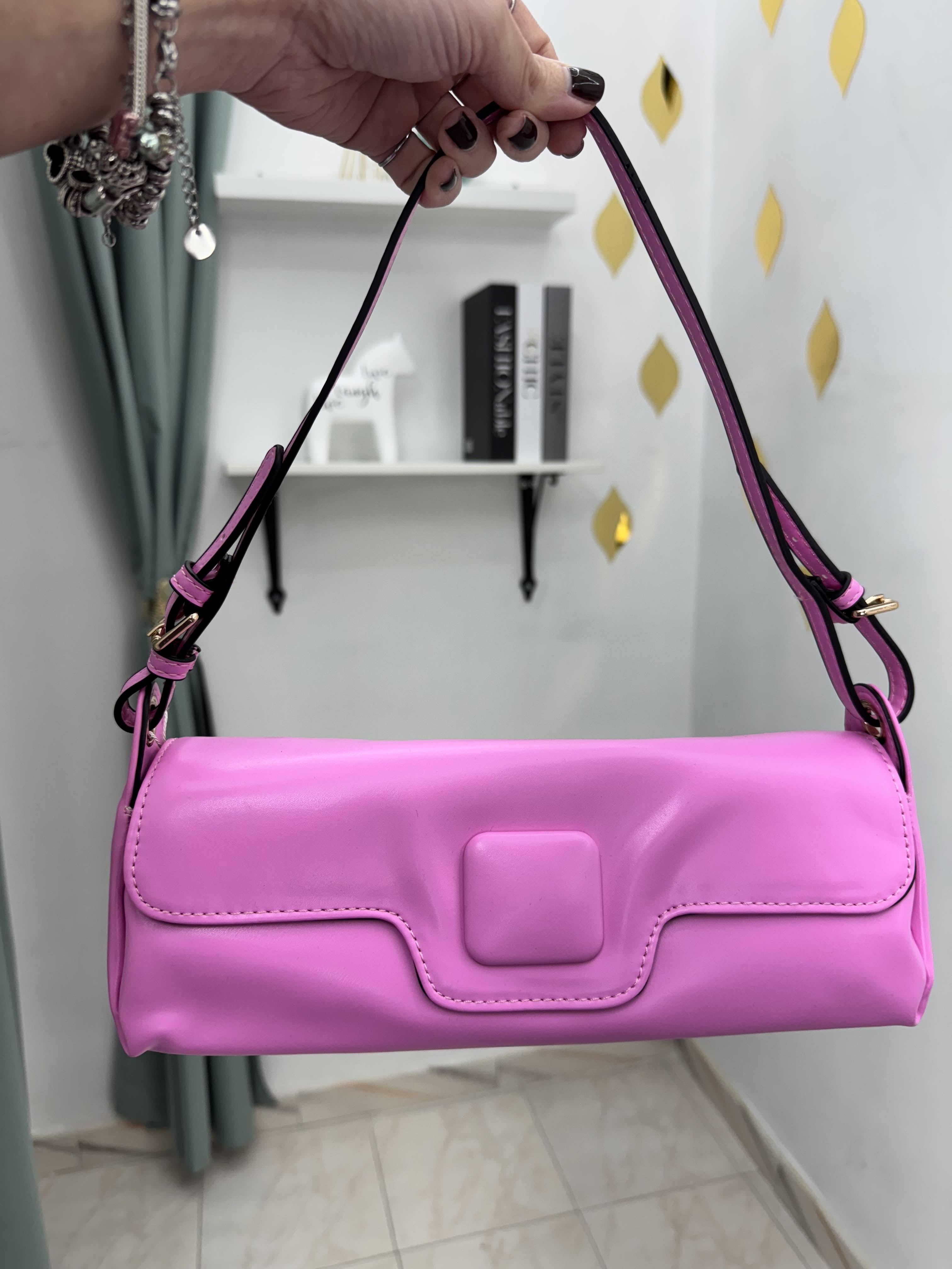 Borsa Baguette in Similpelle con Tracolla Regolabile – Elegante e Versatile