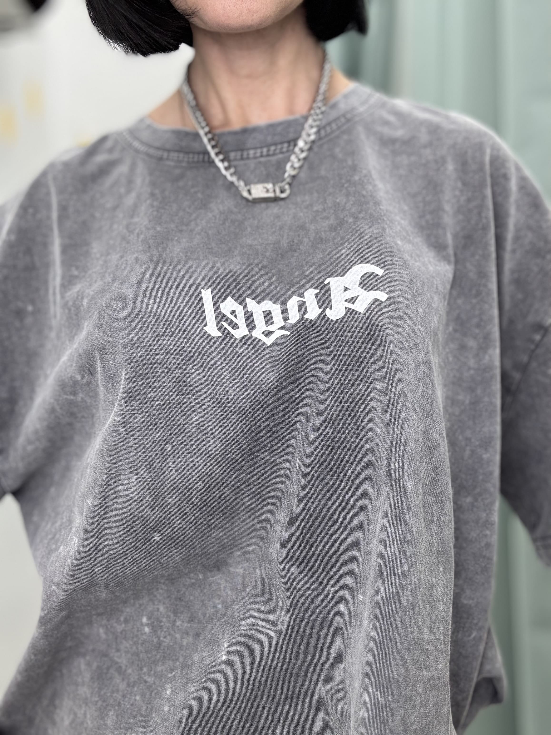 T-shirt Donna Grigia Effetto Slavato con Ali Angeliche – Stile Casual Rock