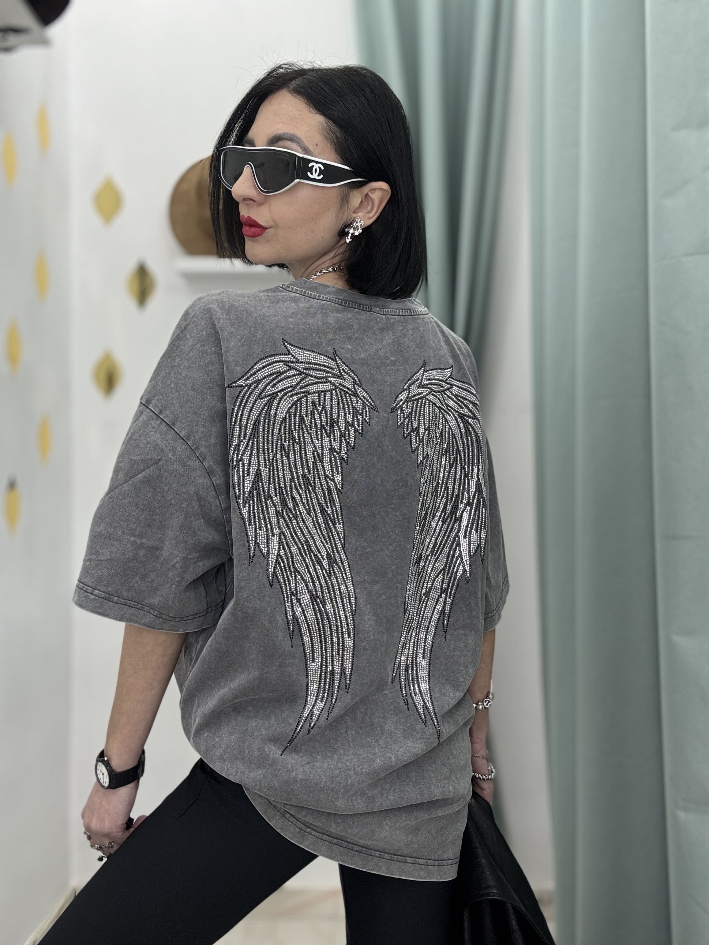 T-shirt Donna Grigia Effetto Slavato con Ali Angeliche – Stile Casual Rock