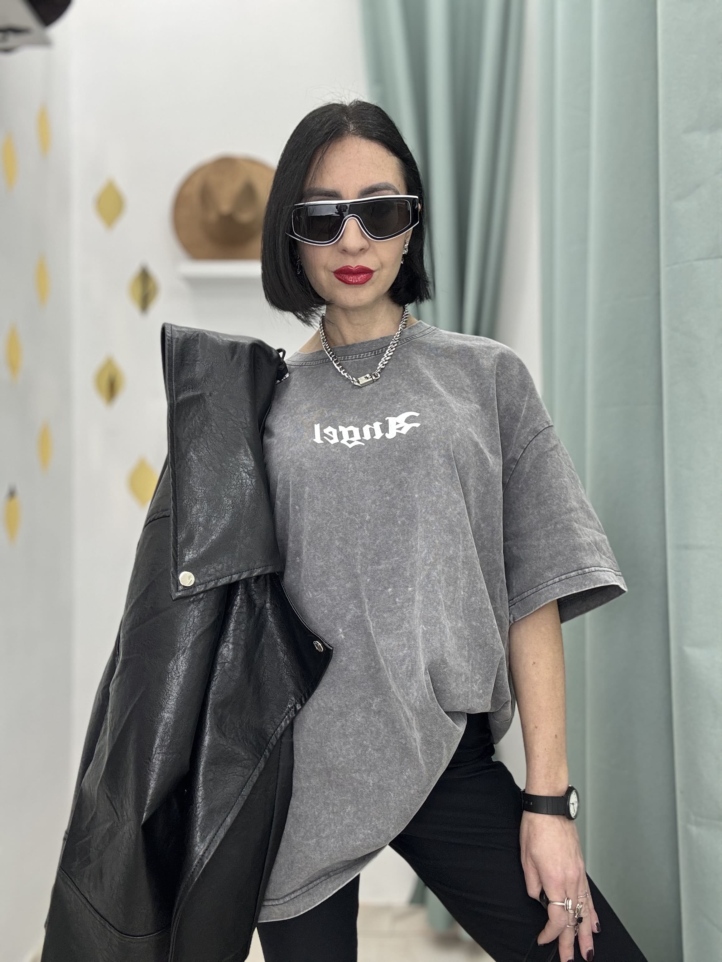 T-shirt Donna Grigia Effetto Slavato con Ali Angeliche – Stile Casual Rock