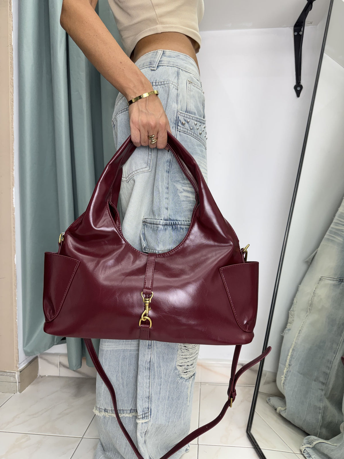 Borsa Donna Hobo in Similpelle Lucida con Tracolla e Dettaglio Fibbia