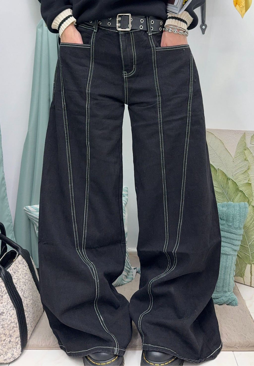 Jeans baggy con cuciture bianche