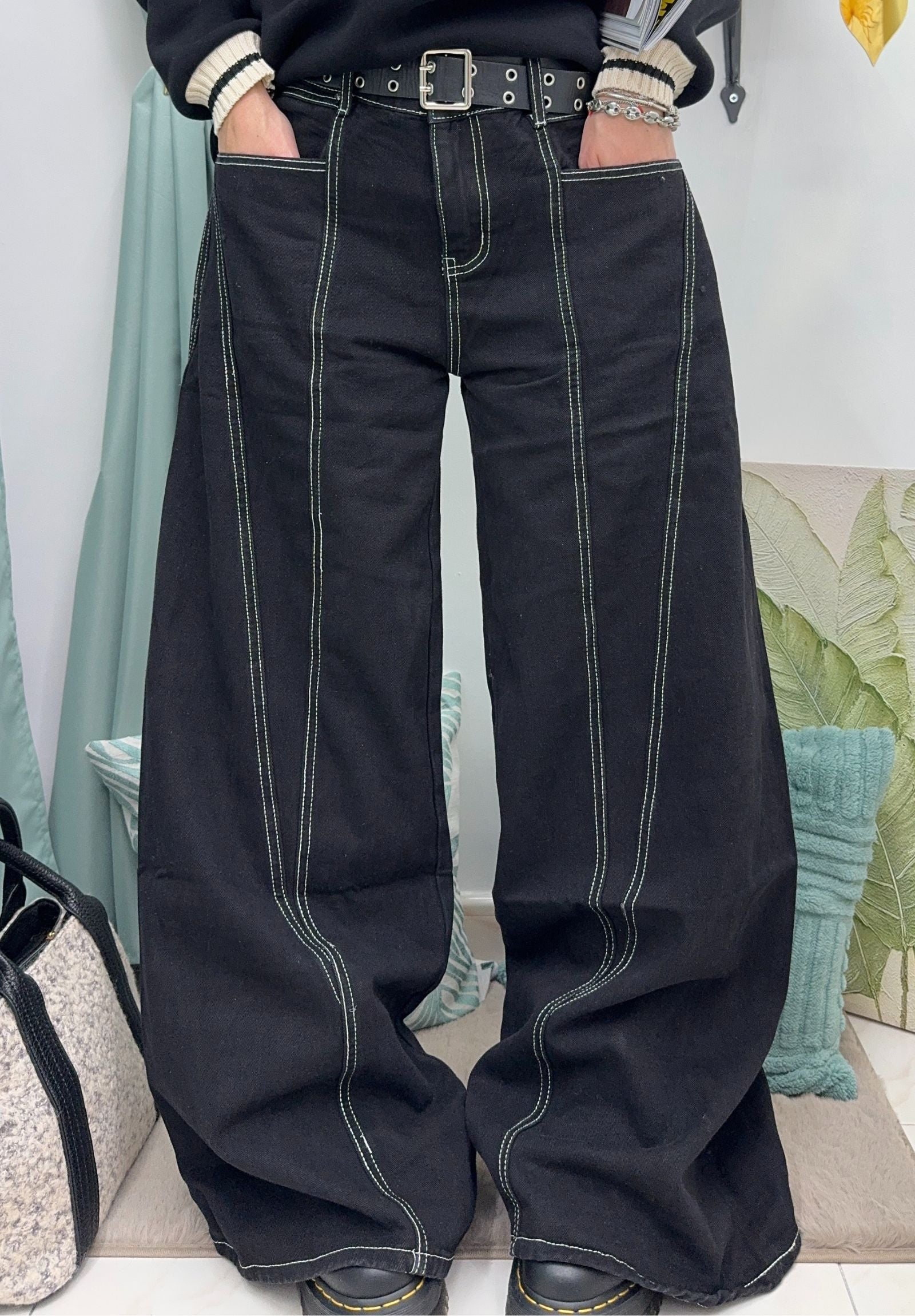 Jeans baggy con cuciture bianche