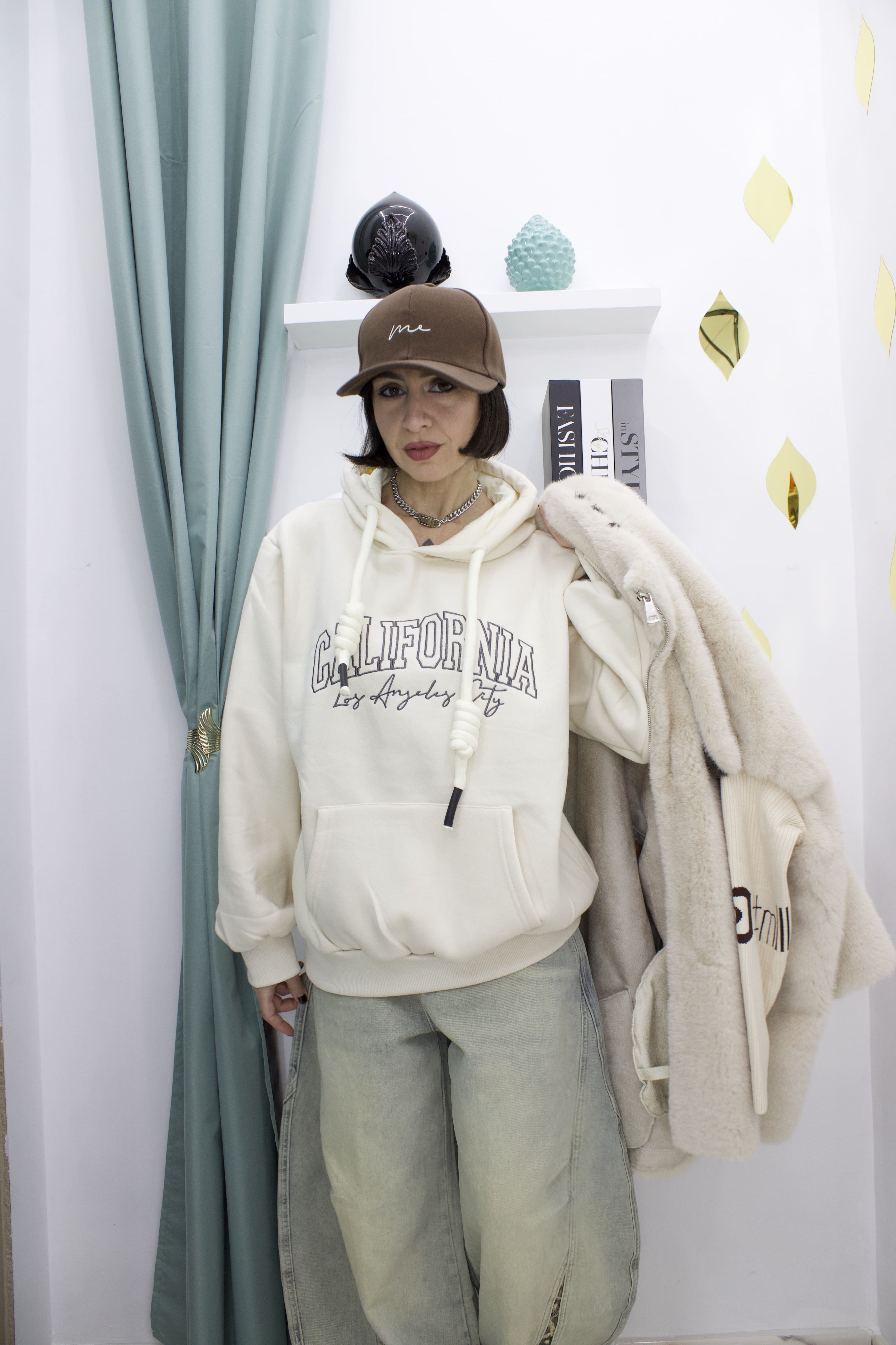 Felpa con cappuccio ricamata California – comfort e stile senza tempo