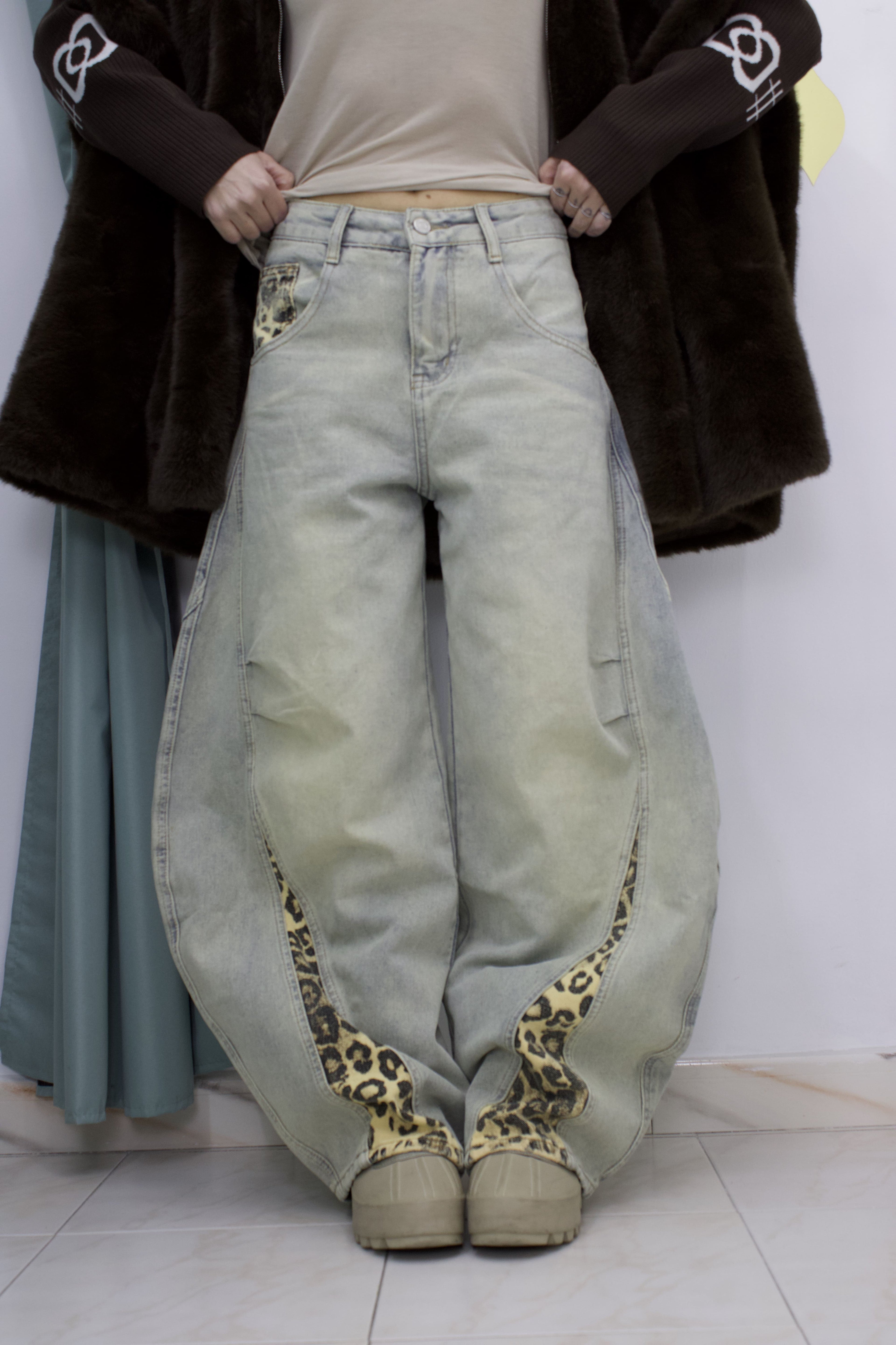 Pantalone ballon in denim chiaro sabbiato con inserti maculati – XS–L