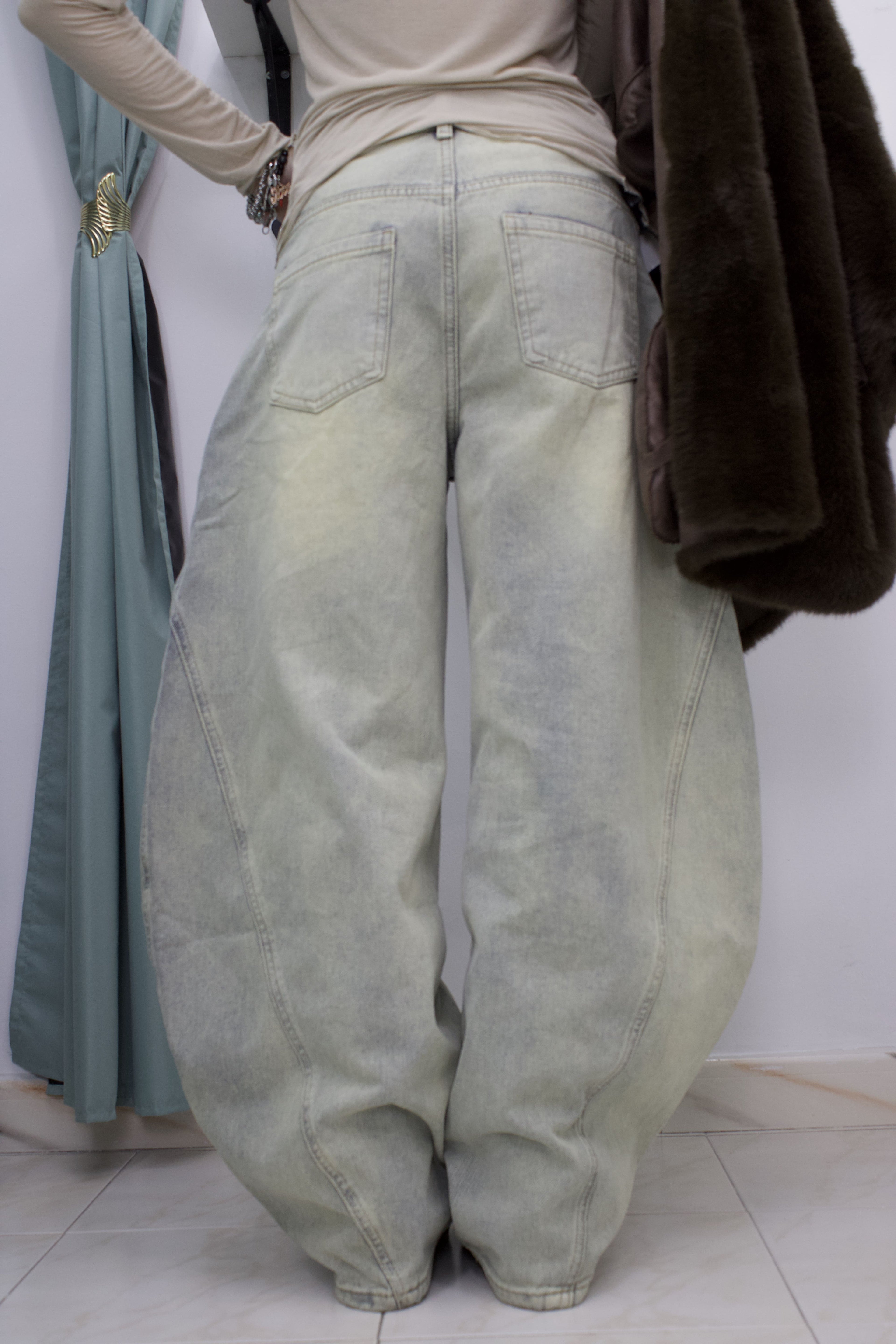 Pantalone ballon in denim chiaro sabbiato con inserti maculati – XS–L