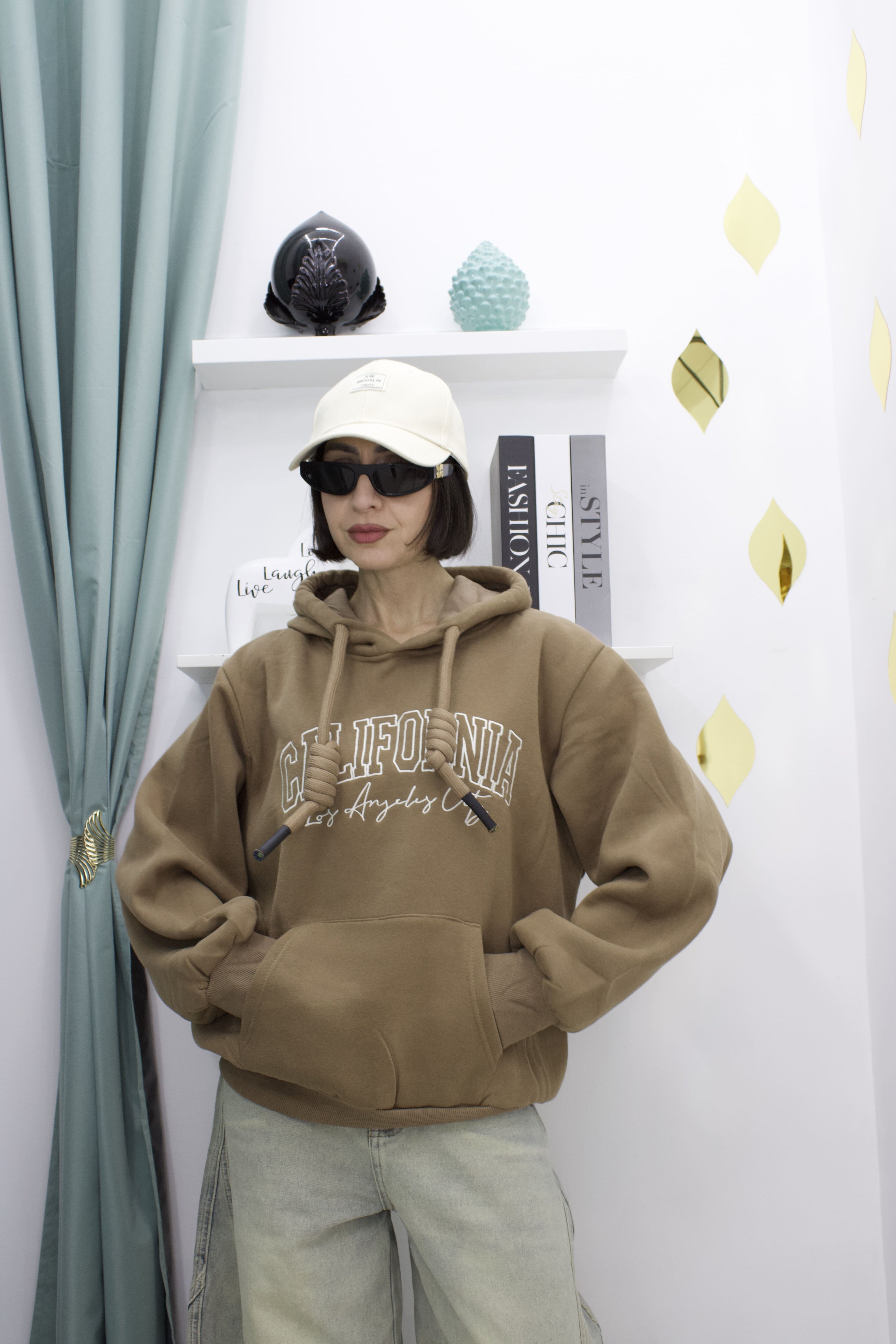 Felpa con cappuccio ricamata California – comfort e stile senza tempo