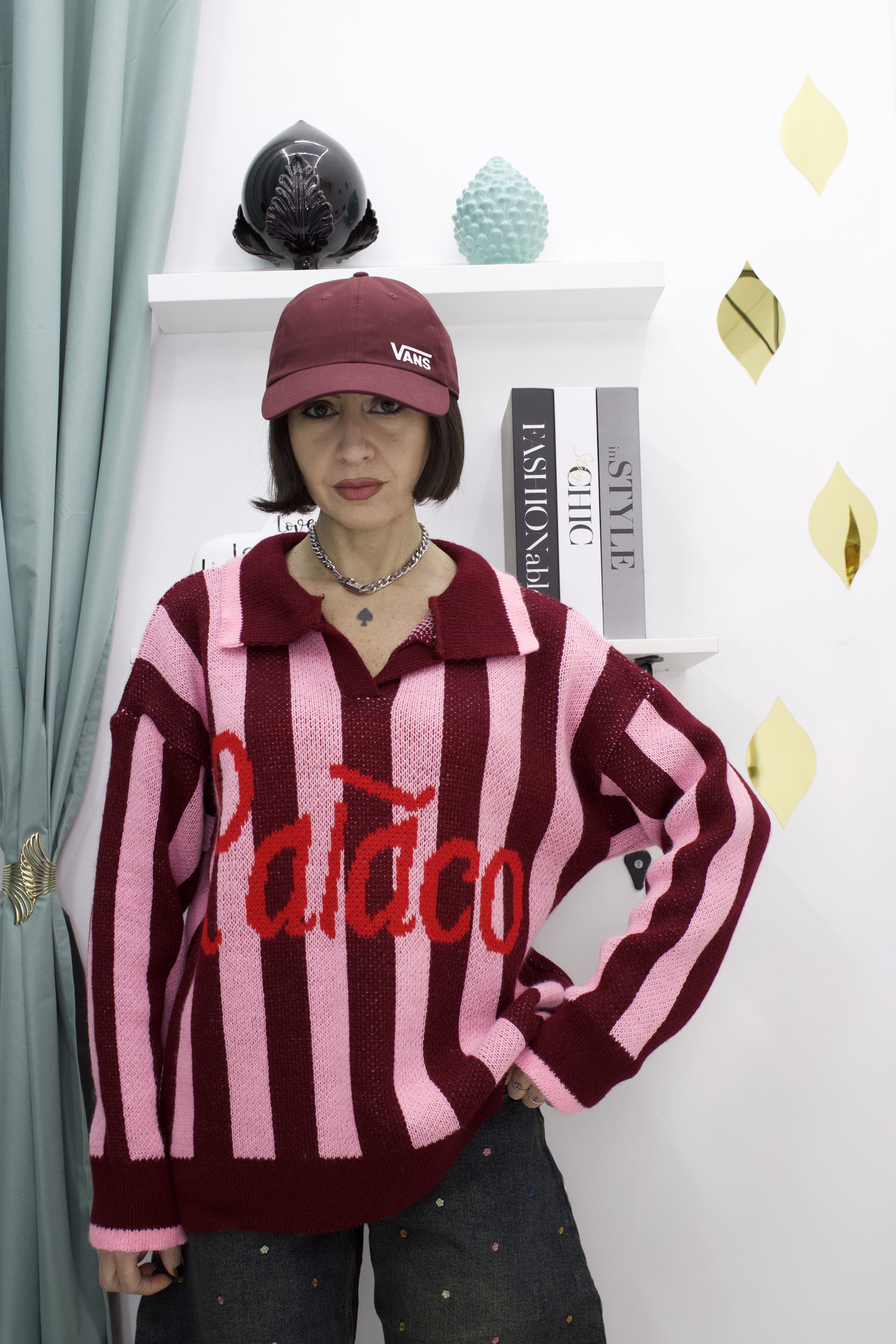 Maglioncino a righe modello polo con scritta – Vestibilità regolare XS-ML