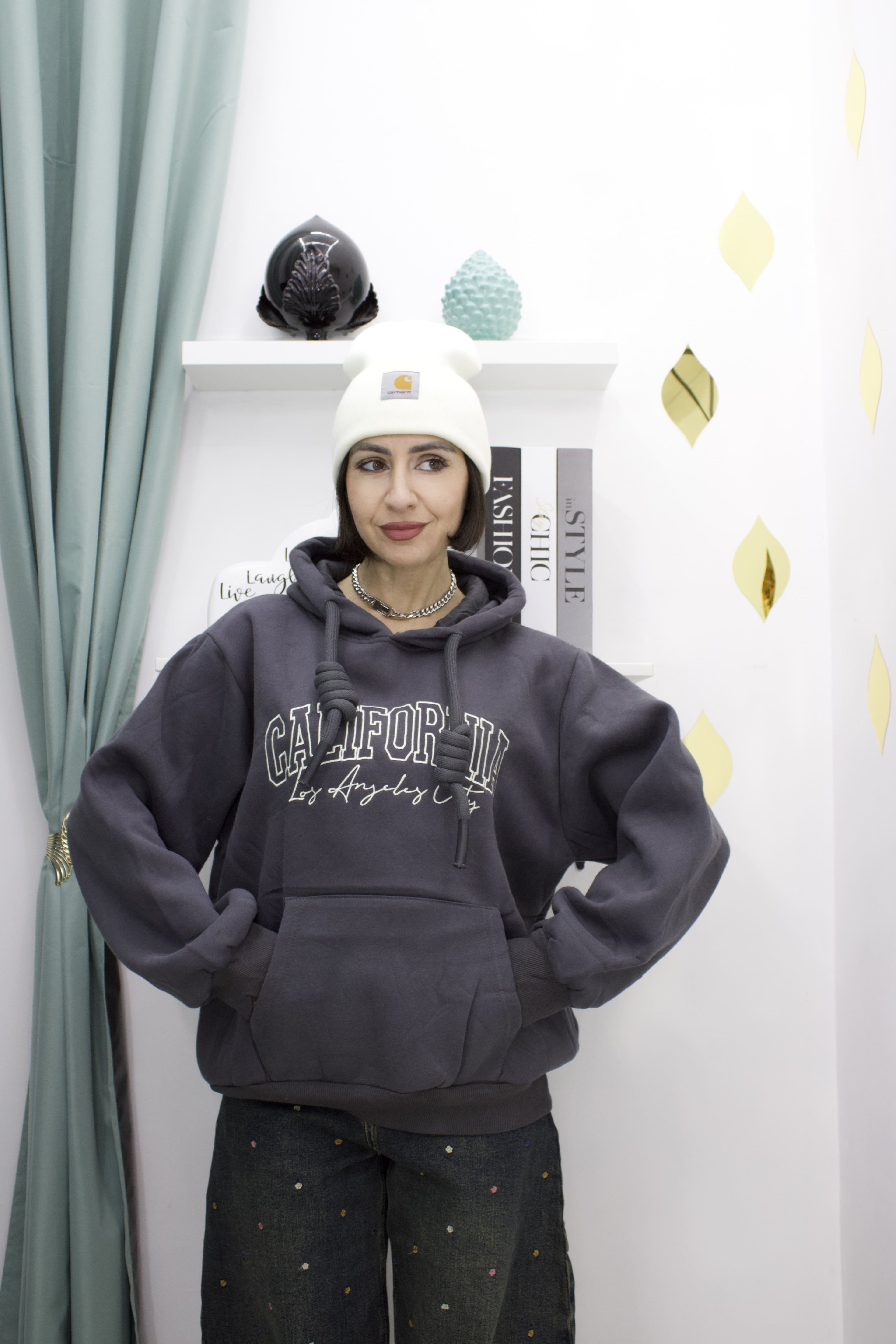 Felpa con cappuccio ricamata California – comfort e stile senza tempo