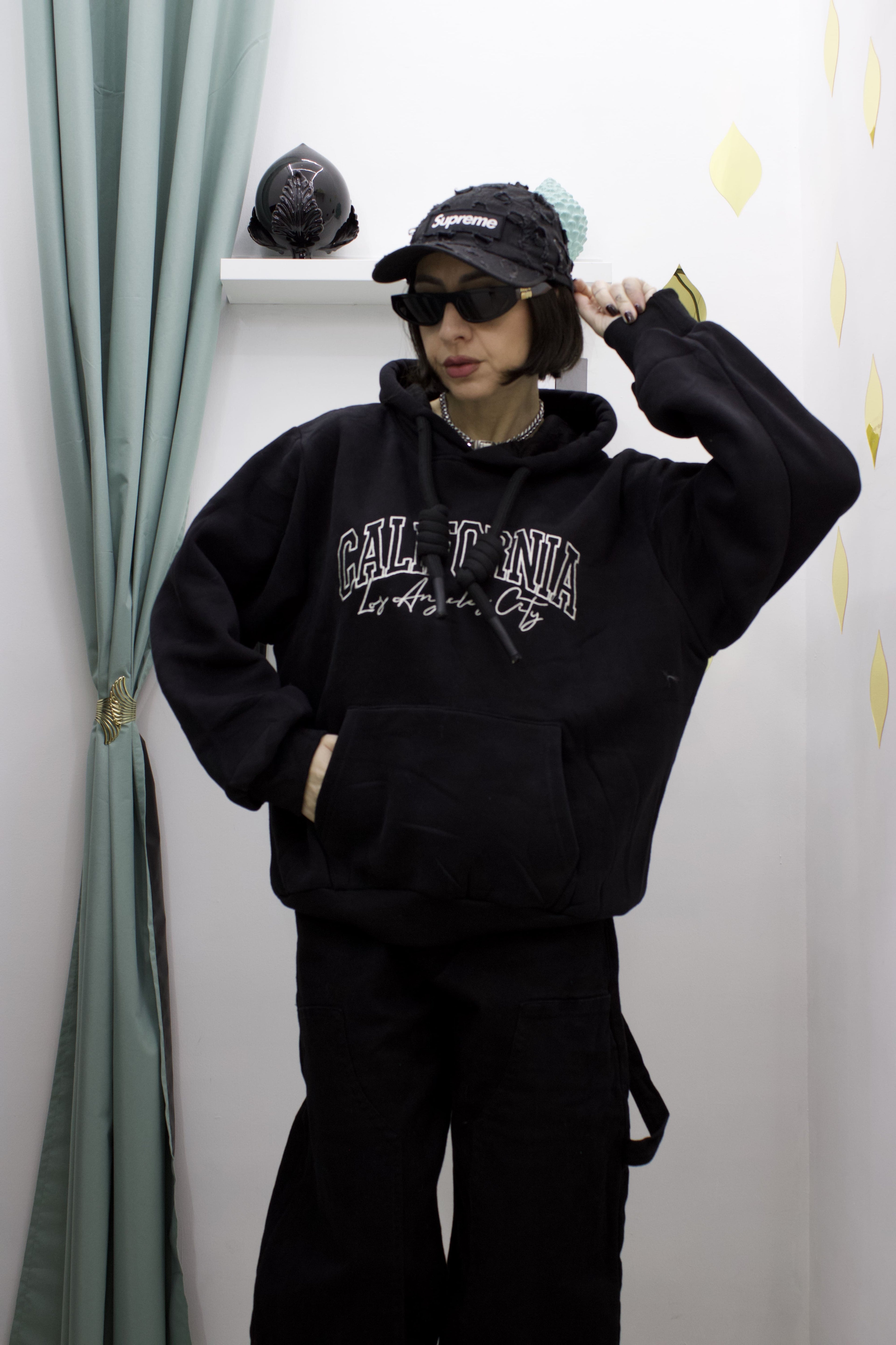 Felpa con cappuccio ricamata California – comfort e stile senza tempo