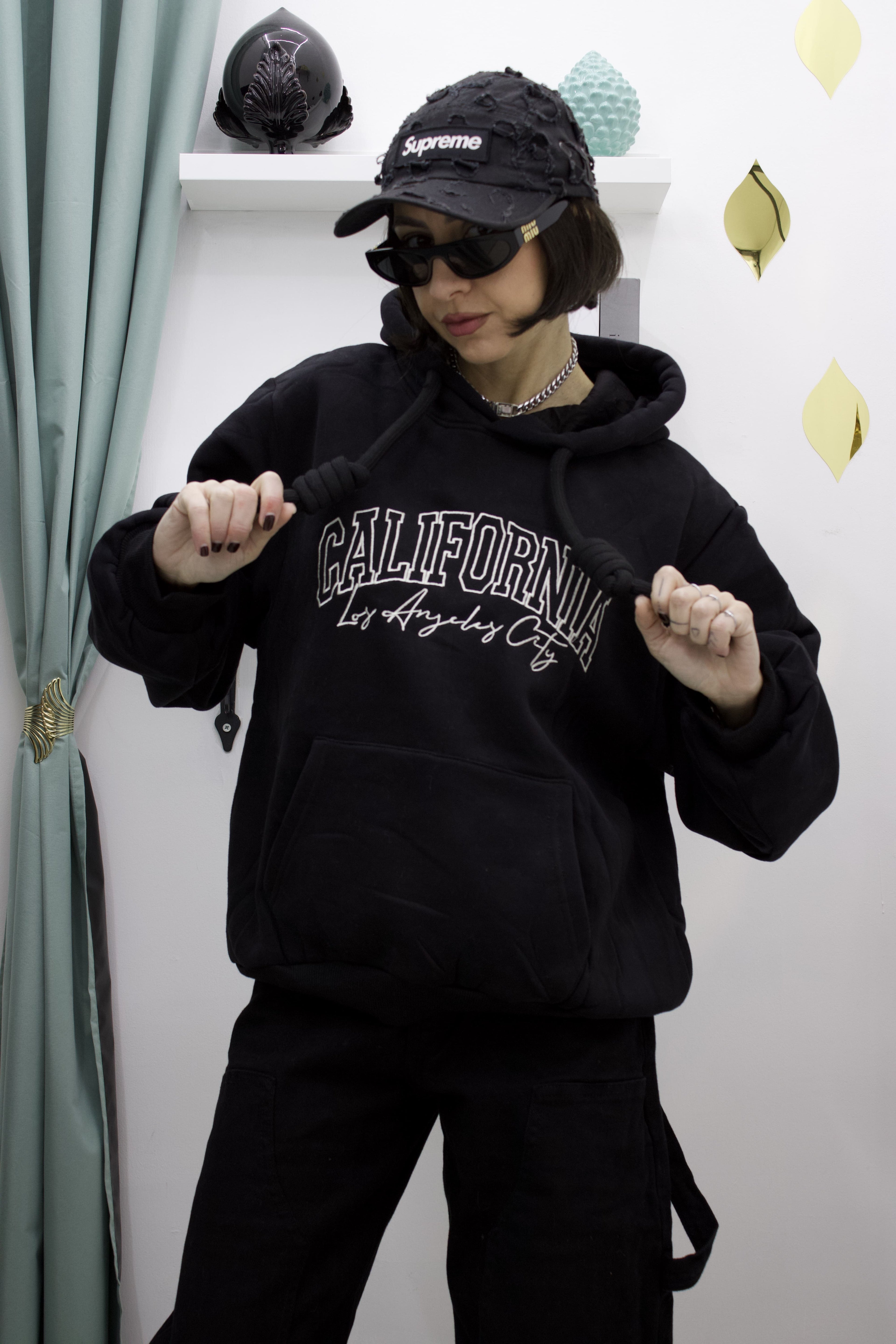 Felpa con cappuccio ricamata California – comfort e stile senza tempo