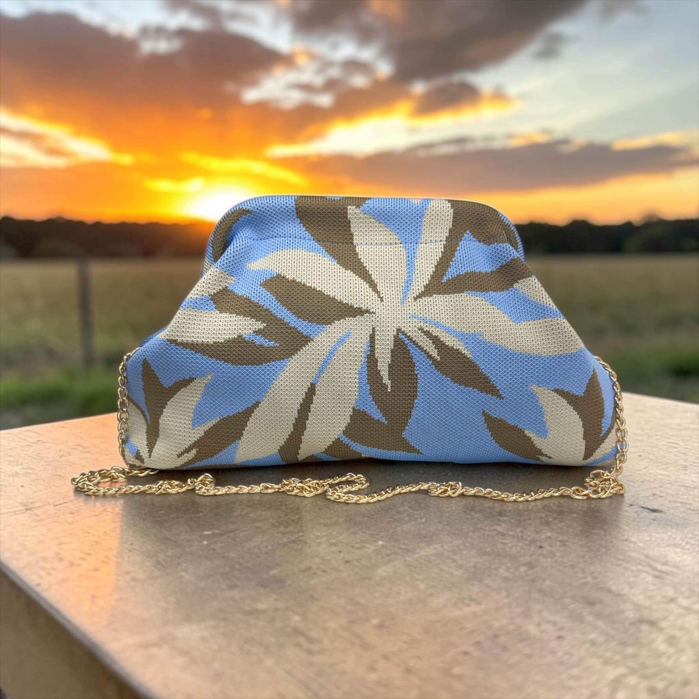 Borsa Clutch "Cloud" Soft-Knit con Apertura a Scatto e Tracolla Gold