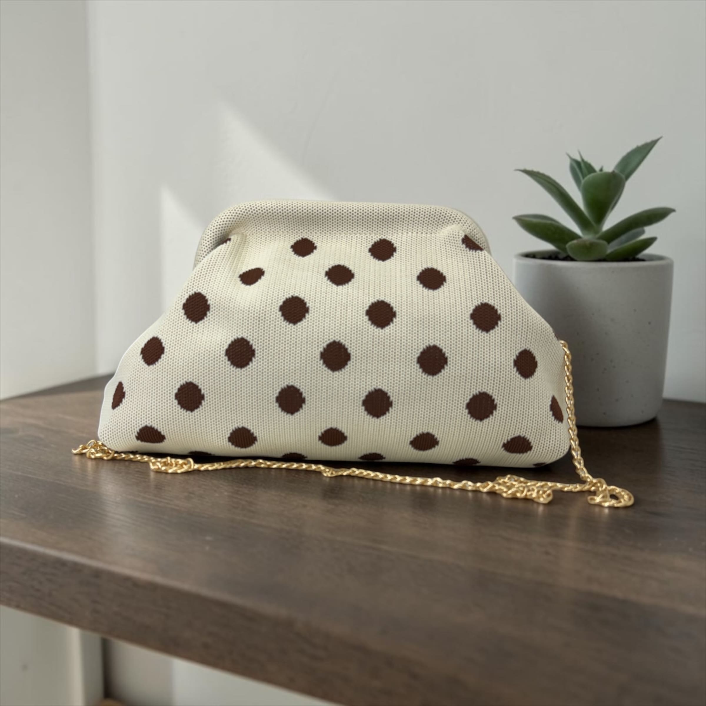 Borsa Clutch "Cloud" Soft-Knit con Apertura a Scatto e Tracolla Gold