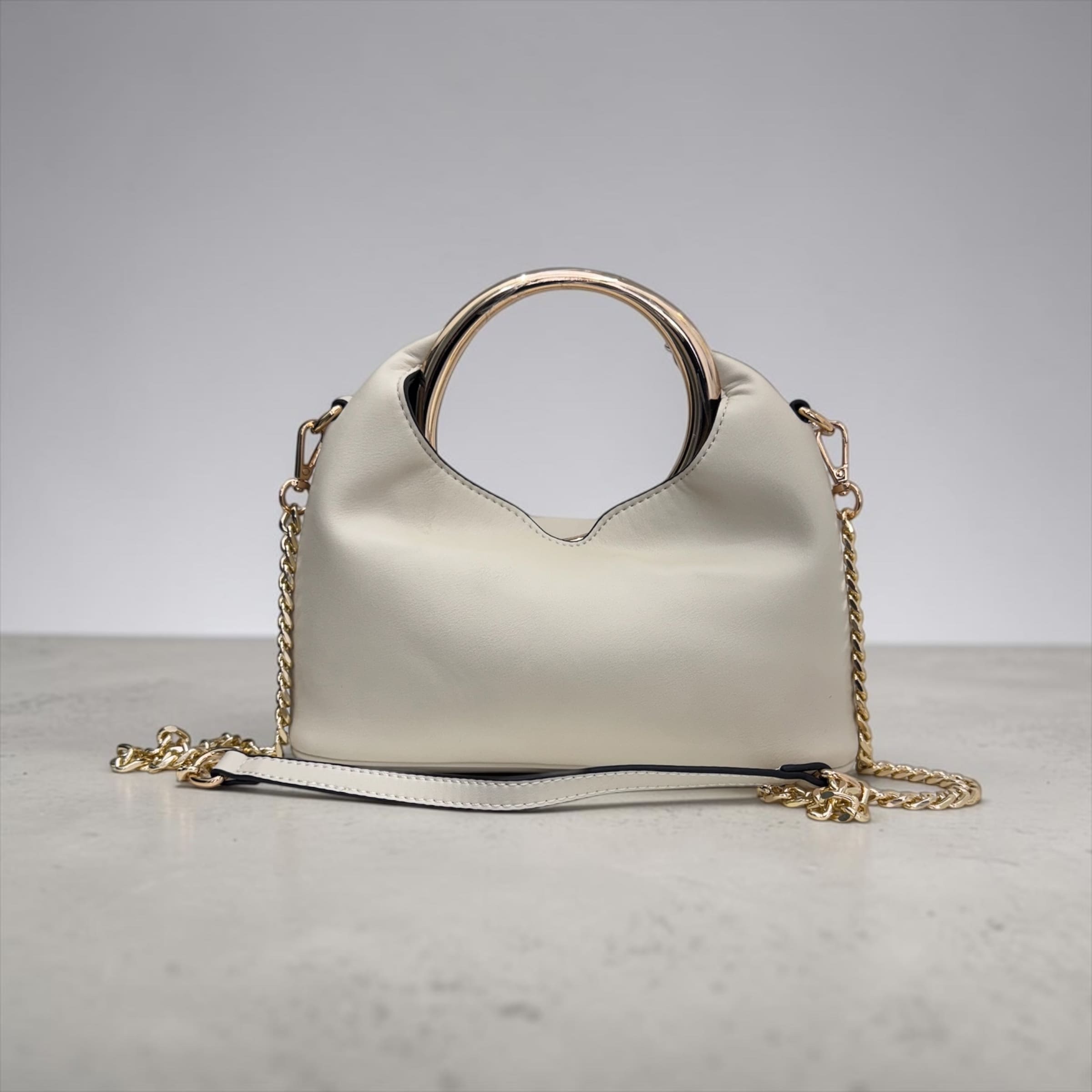 Borsa a Mano "Glam Ring" con Tracolla a Catena – Eleganza Contemporanea