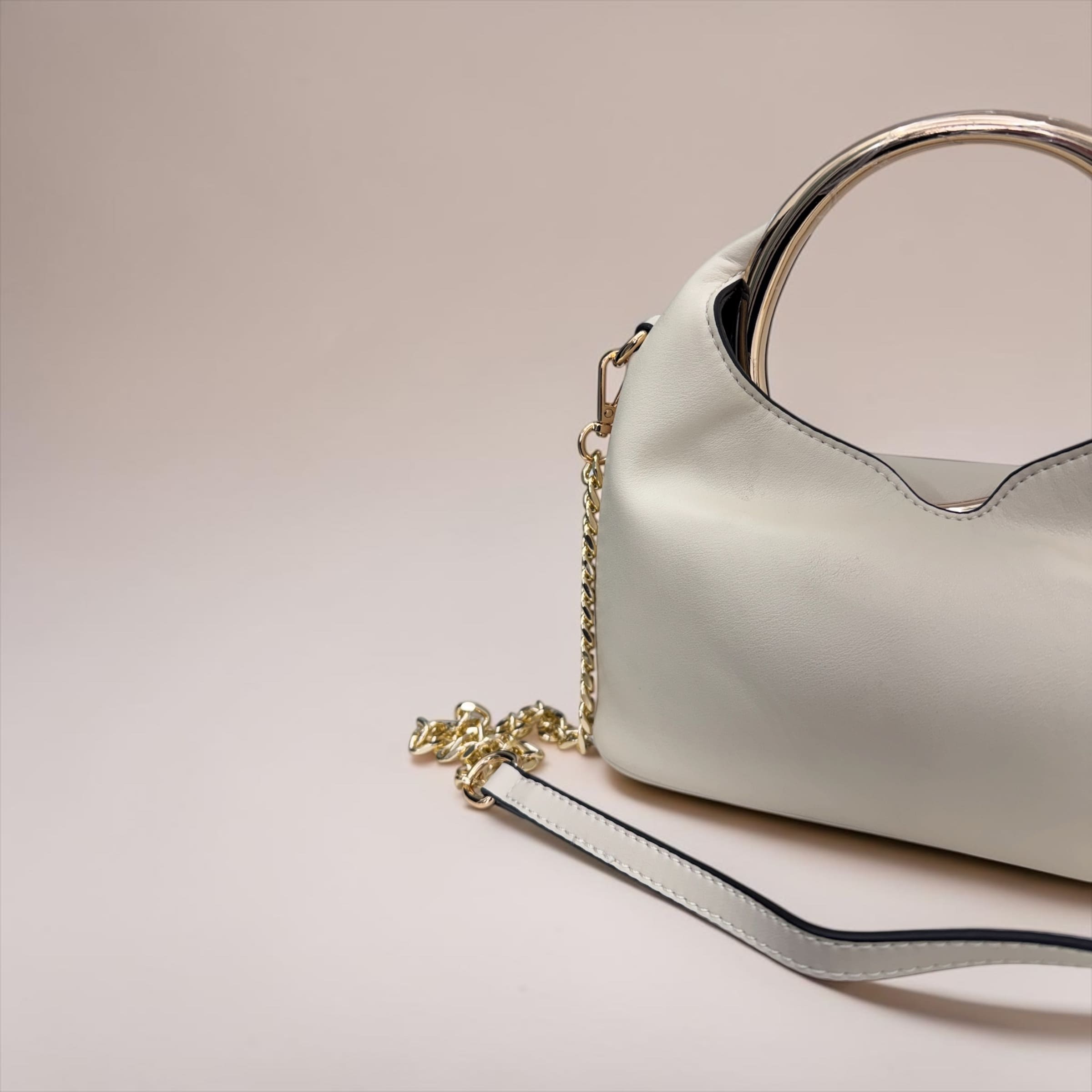 Borsa a Mano "Glam Ring" con Tracolla a Catena – Eleganza Contemporanea