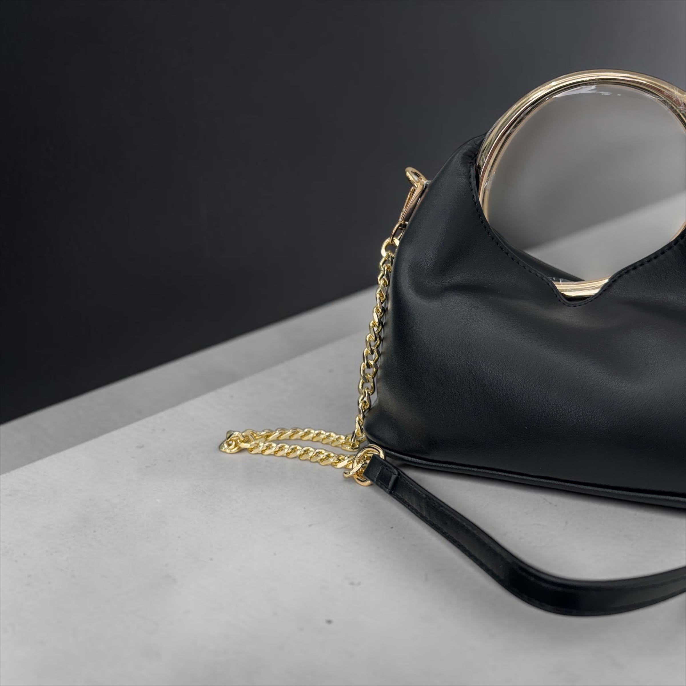 Borsa a Mano "Glam Ring" con Tracolla a Catena – Eleganza Contemporanea