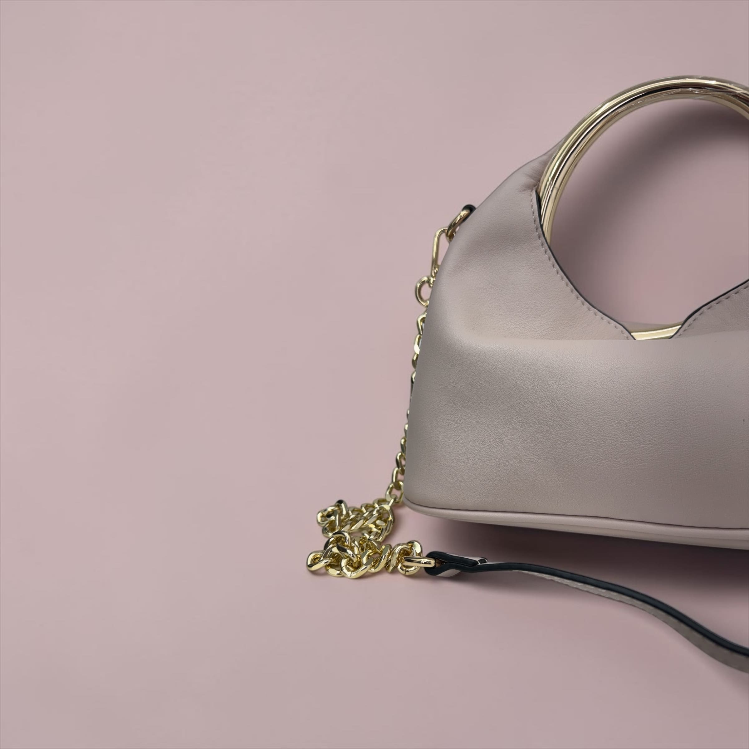 Borsa a Mano "Glam Ring" con Tracolla a Catena – Eleganza Contemporanea