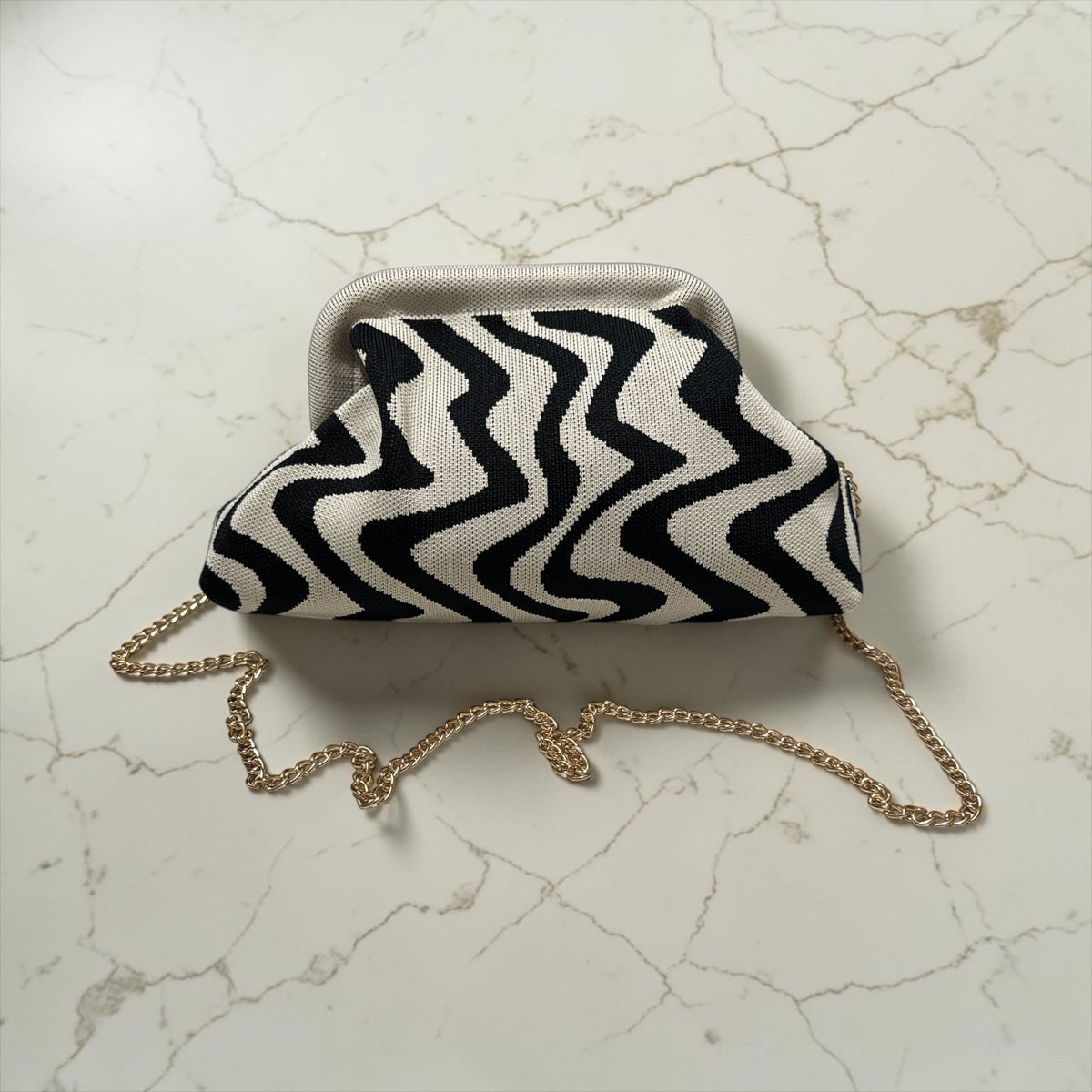Borsa Clutch "Cloud" Soft-Knit con Apertura a Scatto e Tracolla Gold