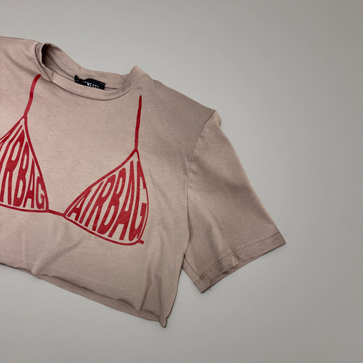 Crop Top con Spalline Imbottite e Taglio Vivo Stampa "Airbag"