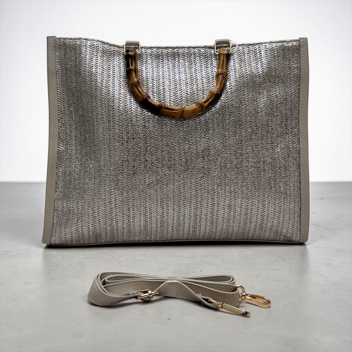 Borsa Tote in Rafia Intrecciata con Spalmata Argento e Manici Stile Bambù