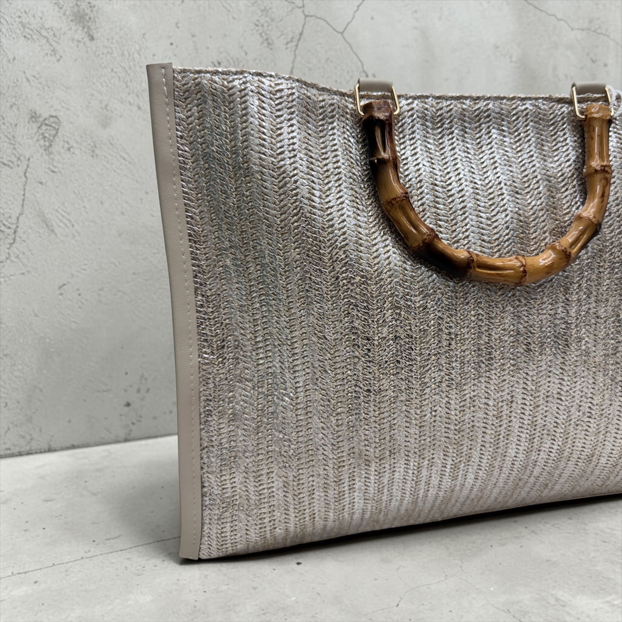 Borsa Tote in Rafia Intrecciata con Spalmata Argento e Manici Stile Bambù