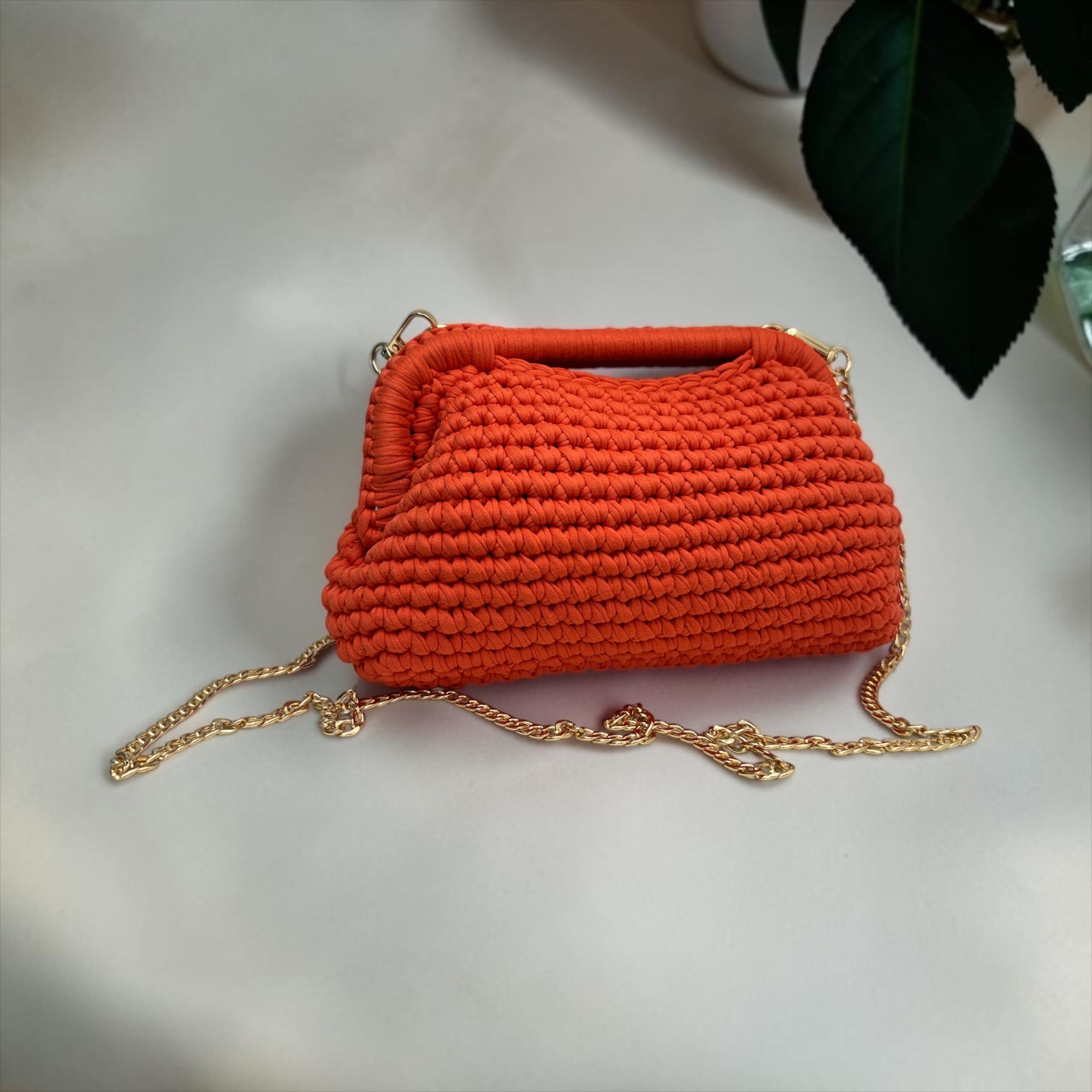 Borsa Clutch in Fettuccia ad Uncinetto: L'Incontro Perfetto tra Artigianalità e Glamour