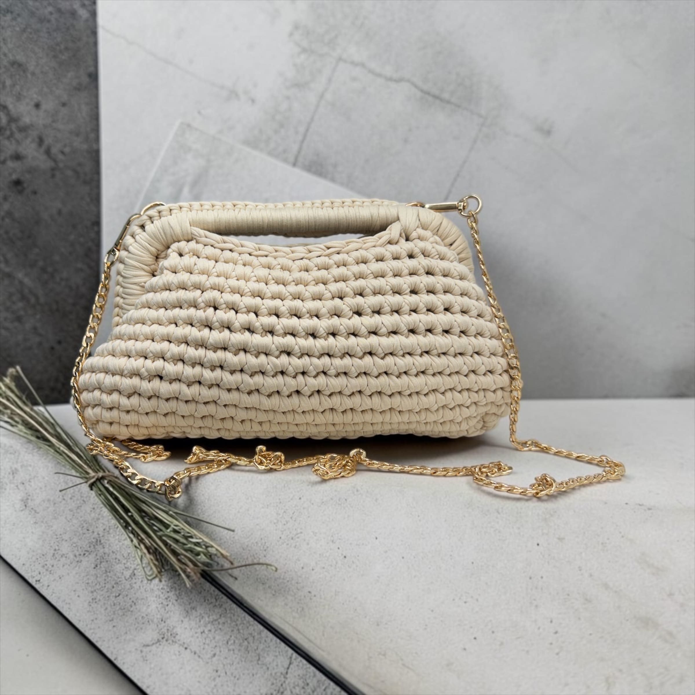 Borsa Clutch in Fettuccia ad Uncinetto: L'Incontro Perfetto tra Artigianalità e Glamour