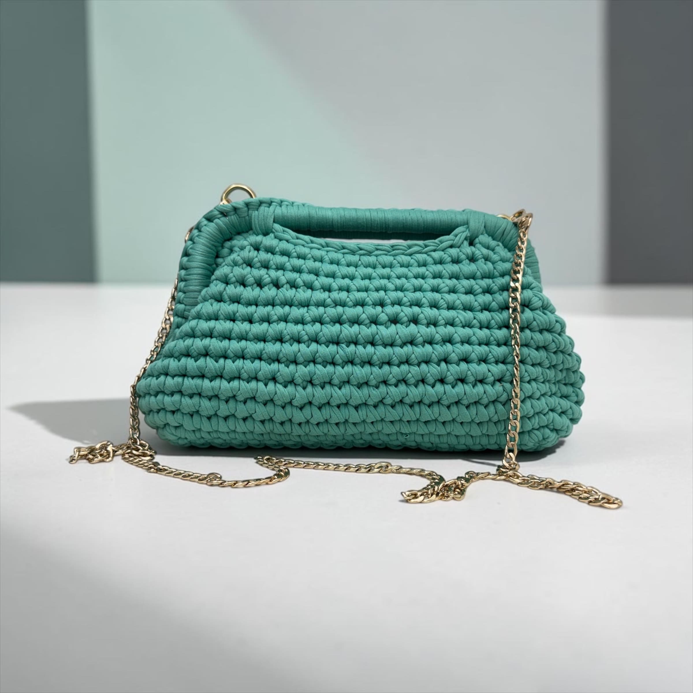Borsa Clutch in Fettuccia ad Uncinetto: L'Incontro Perfetto tra Artigianalità e Glamour