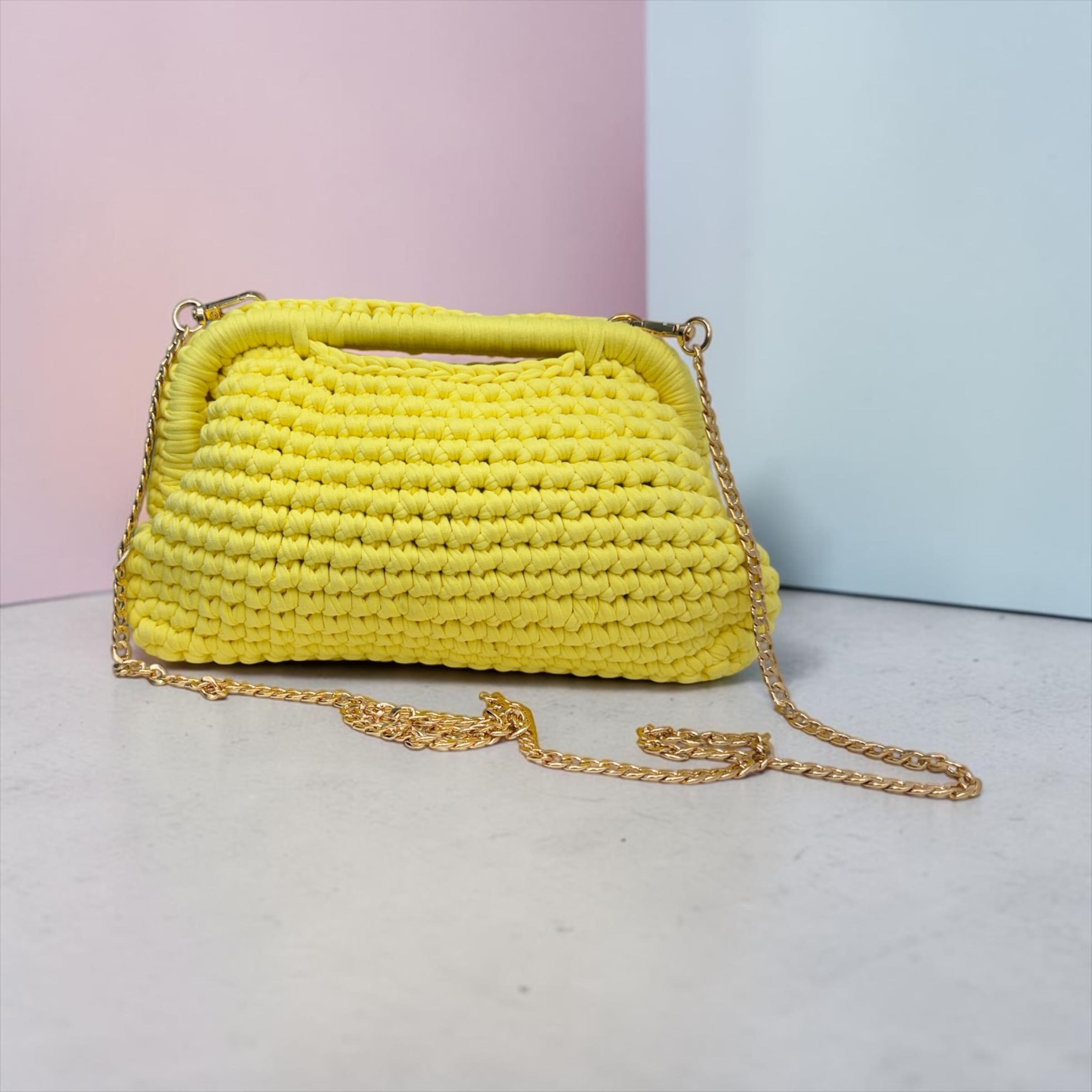 Borsa Clutch in Fettuccia ad Uncinetto: L'Incontro Perfetto tra Artigianalità e Glamour