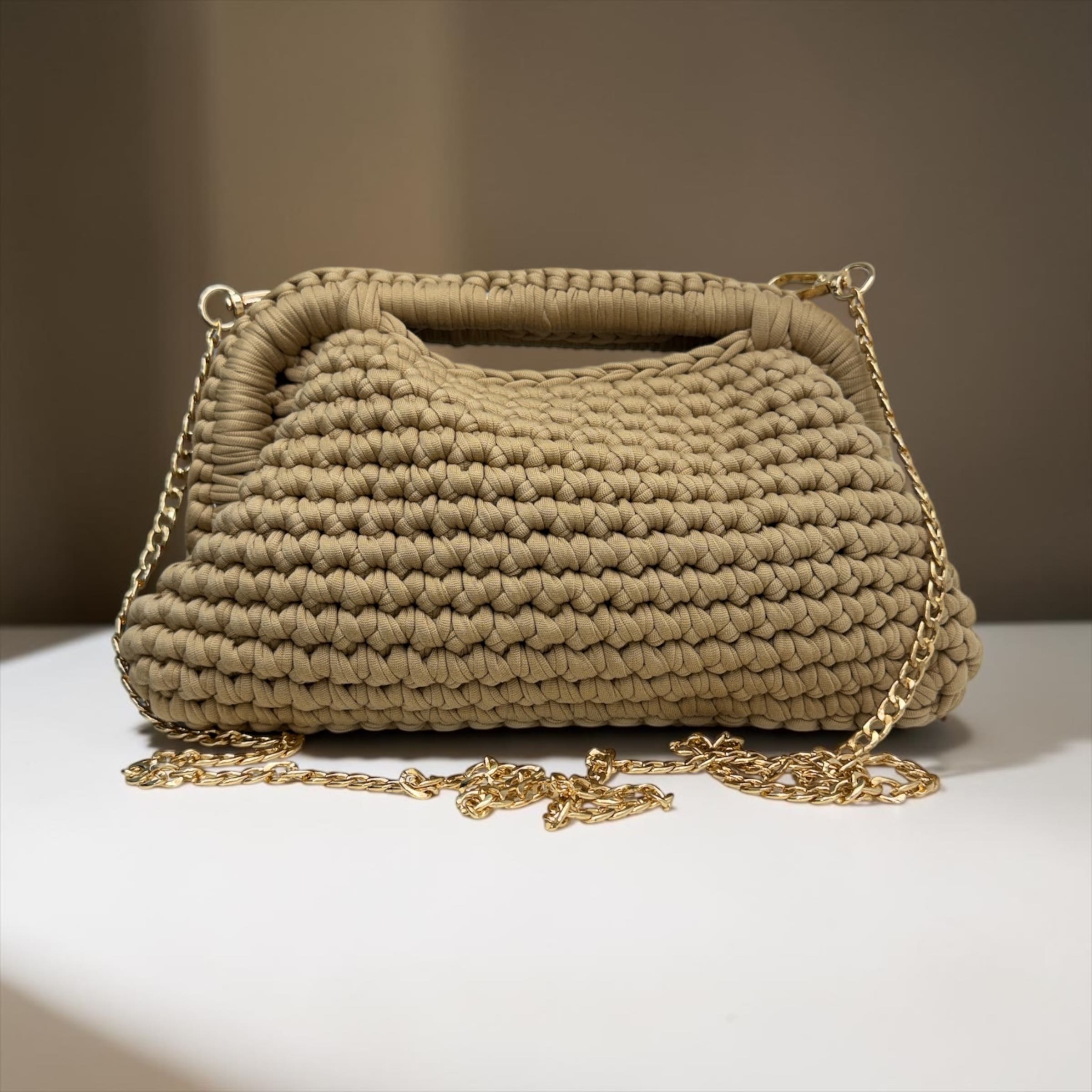 Borsa Clutch in Fettuccia ad Uncinetto: L'Incontro Perfetto tra Artigianalità e Glamour