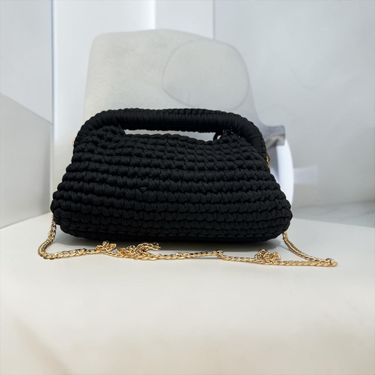Borsa Clutch in Fettuccia ad Uncinetto: L'Incontro Perfetto tra Artigianalità e Glamour