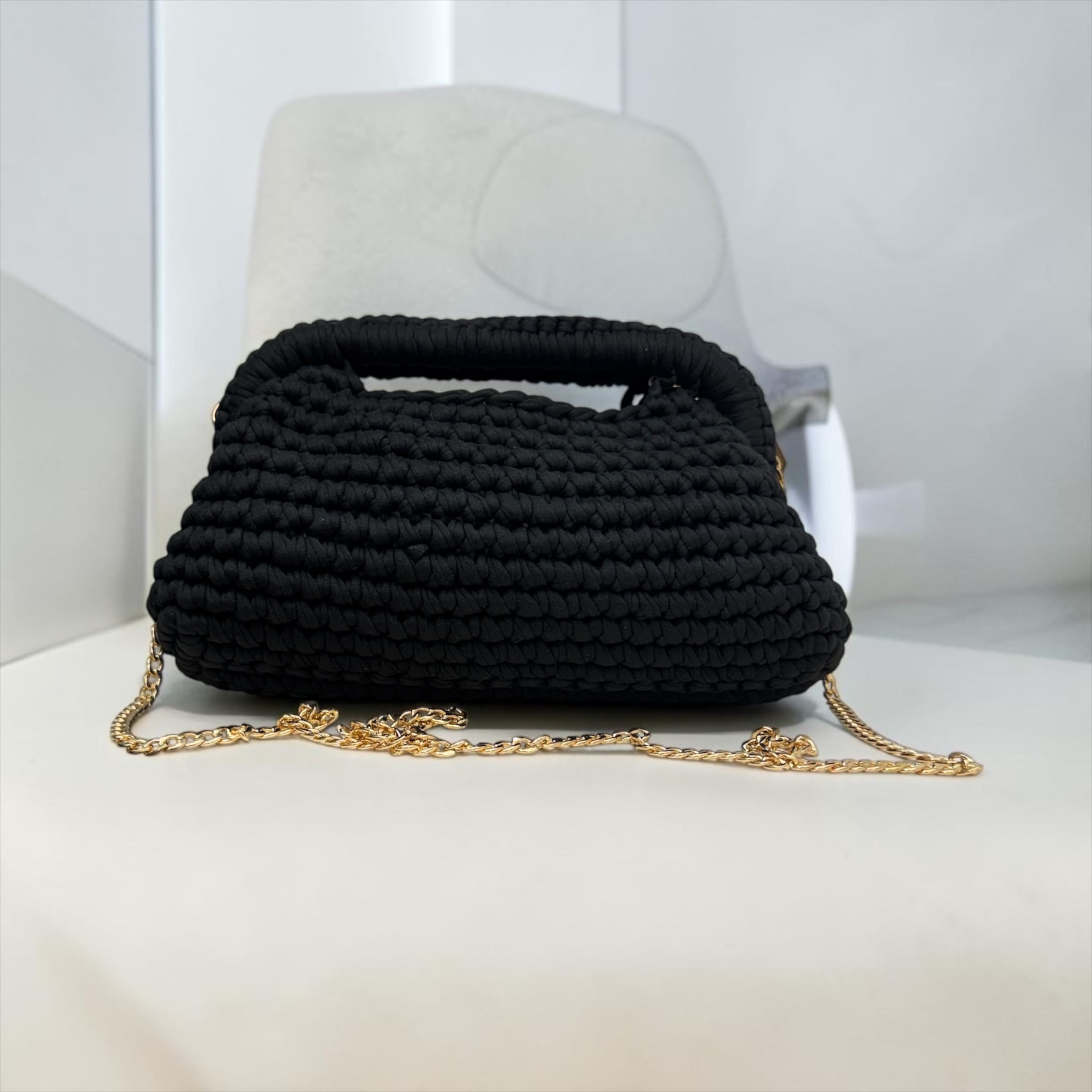 Borsa Clutch in Fettuccia ad Uncinetto: L'Incontro Perfetto tra Artigianalità e Glamour