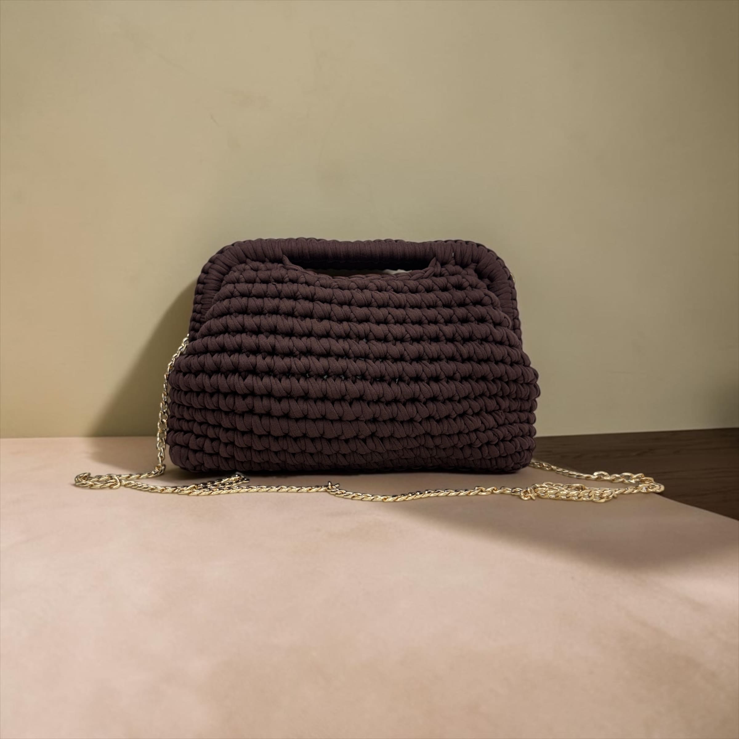 Borsa Clutch in Fettuccia ad Uncinetto: L'Incontro Perfetto tra Artigianalità e Glamour