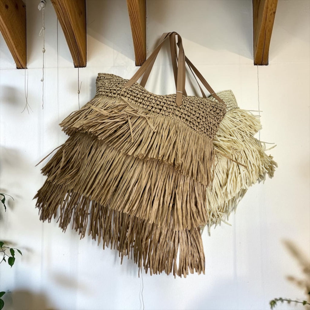 Borsa con frange in Rafia Intrecciata: Eleganza Boho-Chic per la Tua Estate
